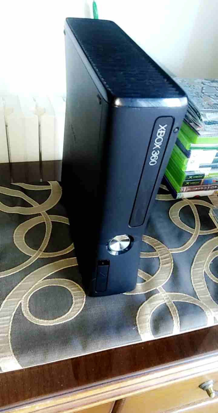 xbox 360 used                                            


	 				لا تنسَ أنك شاهدت هذا الإعلان في عنكبوت            
	 				
                            Xbox 360 used with all the cables
3 control...