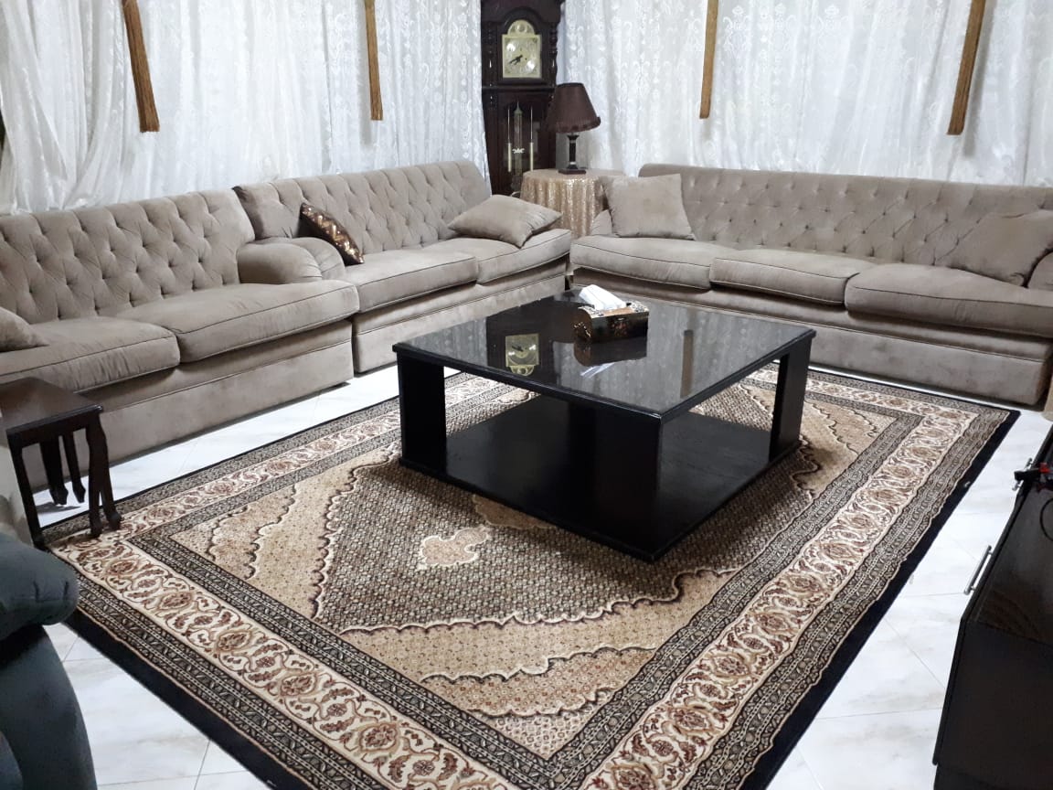 طقم جلوس عدد 2                                            


	 				لا تنسَ أنك شاهدت هذا الإعلان في عنكبوت            
	 				
                                اطقم كنب بحاله ممتازه جدا
طاوله الوسط...