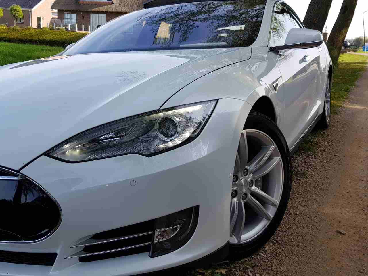 TESLA 2015 كهربا S 85   وارد اوروبي    Self Drive: يقودها الكمبيوتر                                            


	 				لا تنسَ أنك شاهدت هذا الإعلان في عنكبوت...