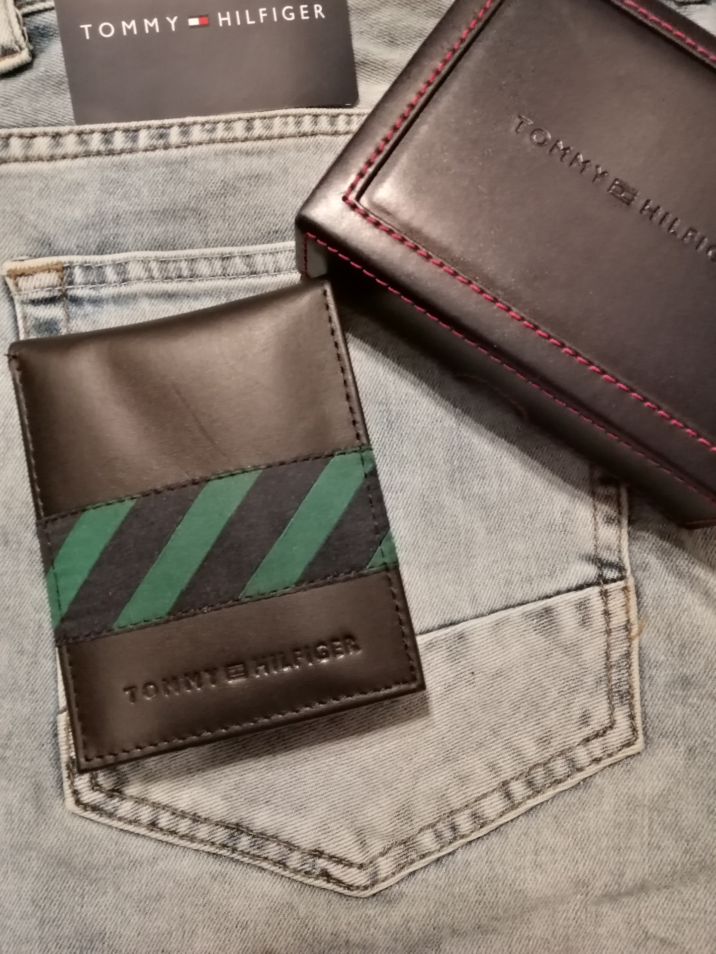TOMMY HILFIGER Original
لا تنسَ أنك شاهدت هذا الإعلان في عنكبوت
محافظ تومي للطلب من خلال واتس...