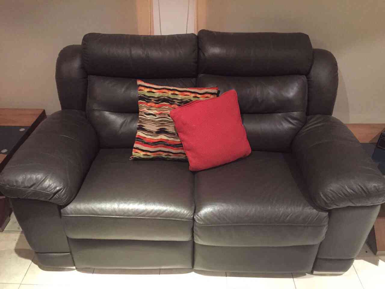 good condition with cat scratches
لا تنسَ أنك شاهدت هذا الإعلان في عنكبوت
2 double 1 triple...