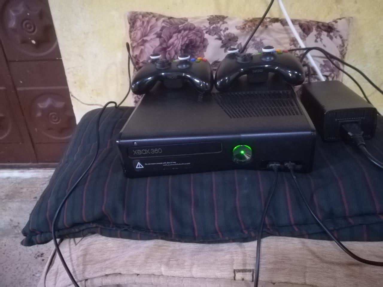 بسعر حرق ..xbox360 معدله نازل عليها 40 لعبة ومعها ادتين                                            


	 				لا تنسَ أنك شاهدت هذا الإعلان في عنكبوت...