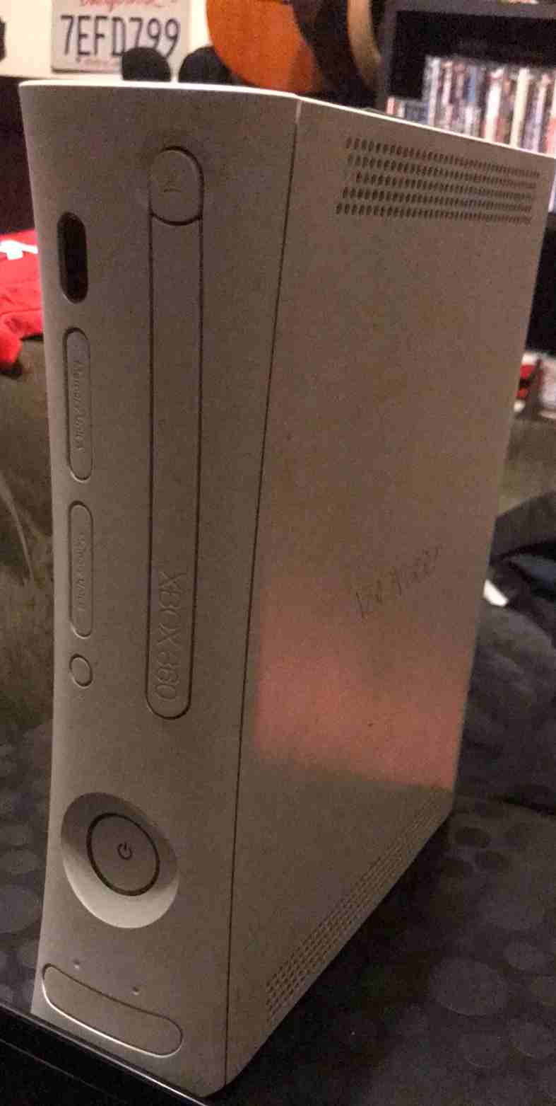 XBOX 360 first edition  white                                            


	 				لا تنسَ أنك شاهدت هذا الإعلان في عنكبوت            
	 				
                            اكس بوكس 360 
ابيض اول اصدا...