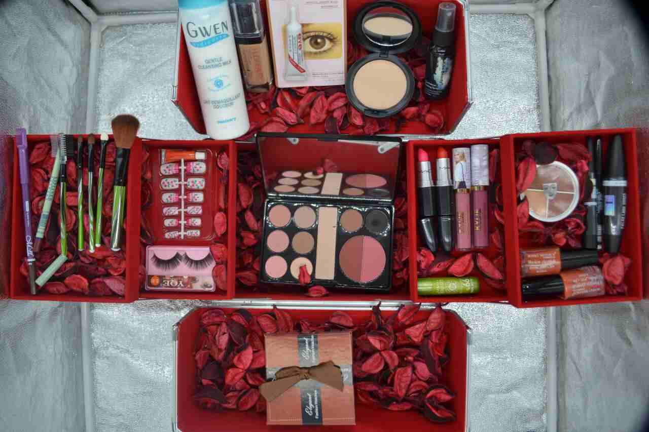 بكج MAKE UP مع بوكس شامل                                            


	 				لا تنسَ أنك شاهدت هذا الإعلان في عنكبوت            
	 				
                            يحتوي على :
اربع اقلام روج من ن...