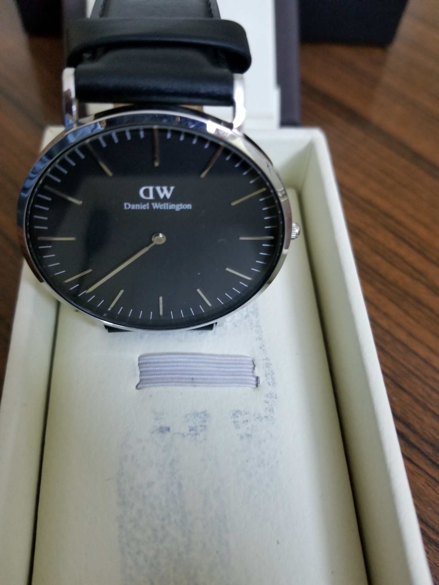 ساعة Daniel wellington
لا تنسَ أنك شاهدت هذا الإعلان في عنكبوت
ساعة Daniel Wellington اصليه...