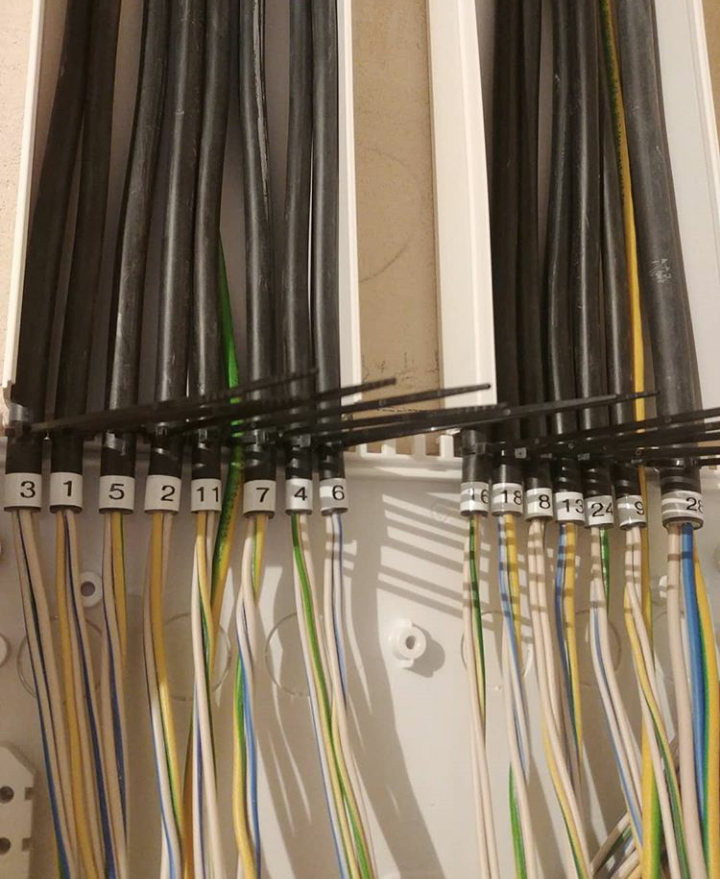 المهندس لتمديدات الكهربائيه والصيانه العامه
لا تنسَ أنك شاهدت هذا الإعلان في عنكبوت
المهندس ا...
