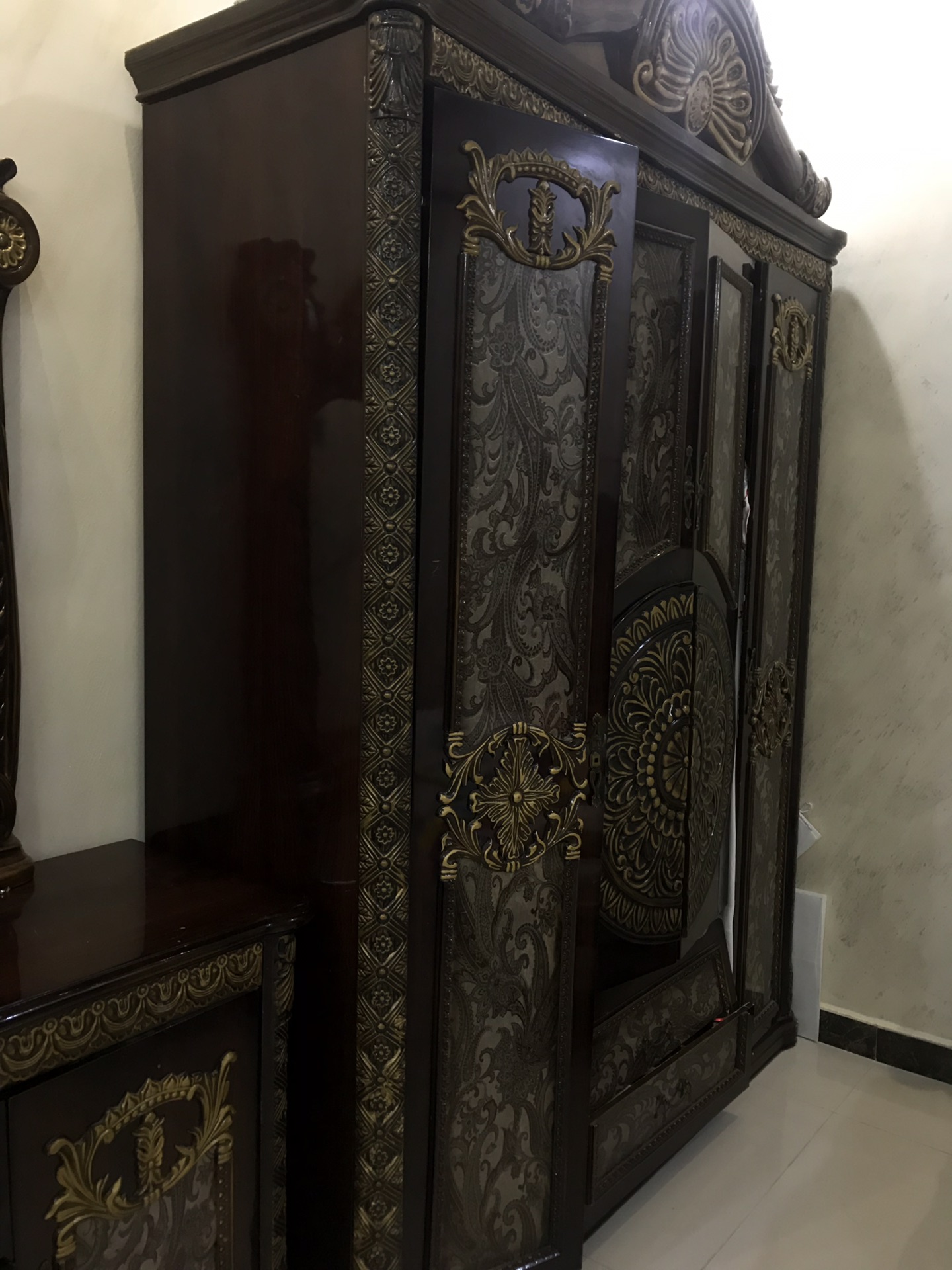 اثاث للبيع ( دولاب ملابس تسريحة )
لا تنسَ أنك شاهدت هذا الإعلان في عنكبوت
للبيع دولاب ملابس...