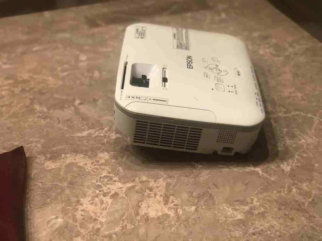 Projector Epson بحالة ممتازة                                            


	 				لا تنسَ أنك شاهدت هذا الإعلان في عنكبوت            
	 				
                            بروجيكتر بحالة ممتازة للبيع...