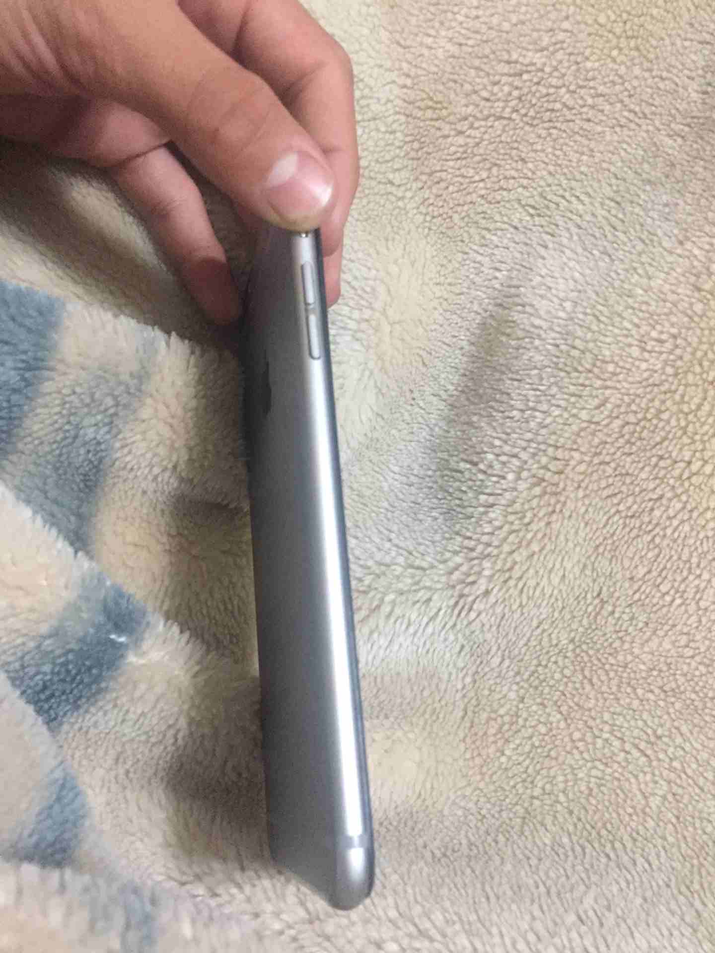 ايفون 6 بلس
لا تنسَ أنك شاهدت هذا الإعلان في عنكبوت
البصمه فاصله وغير هييييك تماااااااام التمام م...