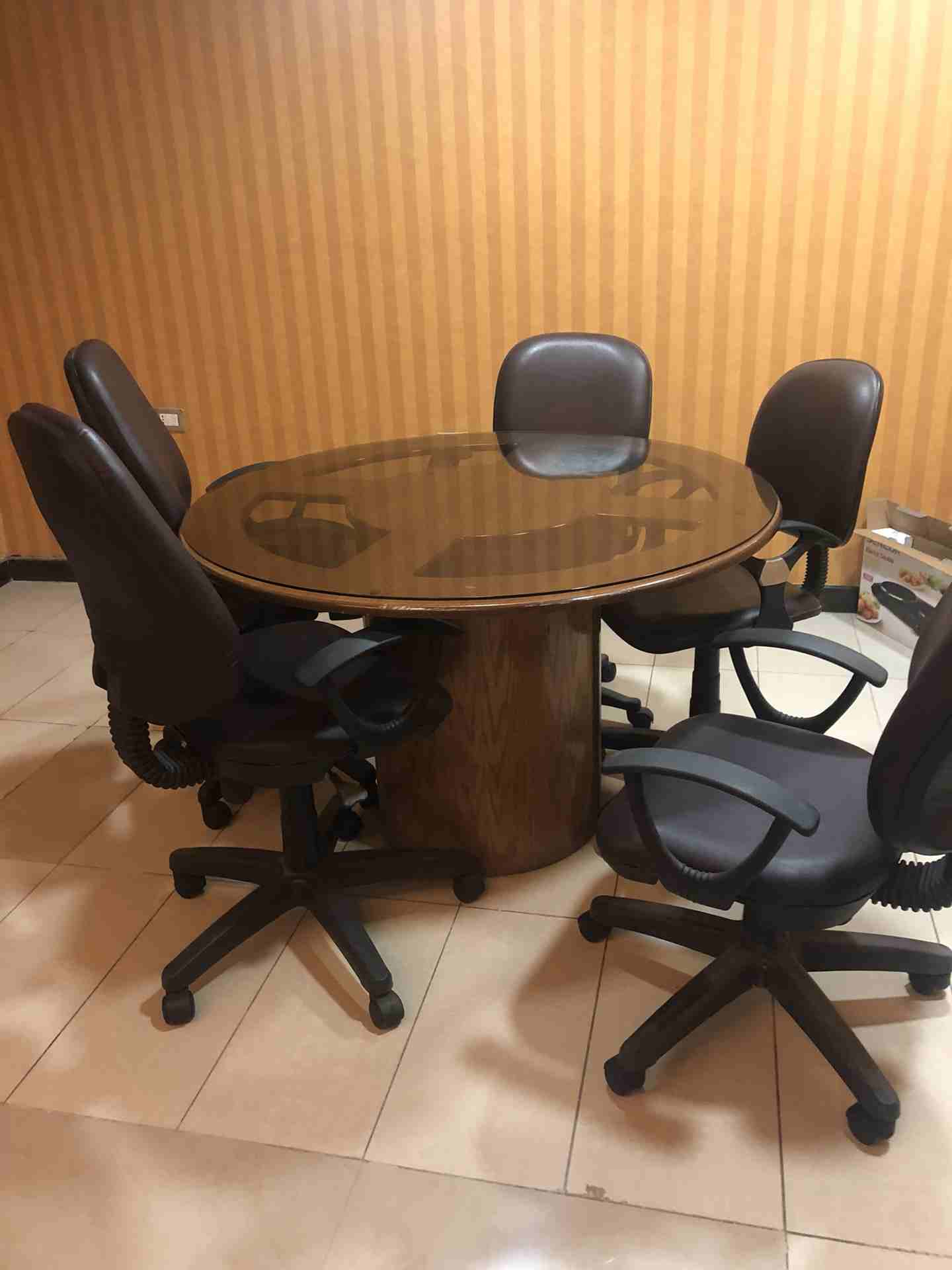 Meeting Table                                            


	 				لا تنسَ أنك شاهدت هذا الإعلان في عنكبوت            
	 				
                            I have a meeting table for sale with 6 chai...