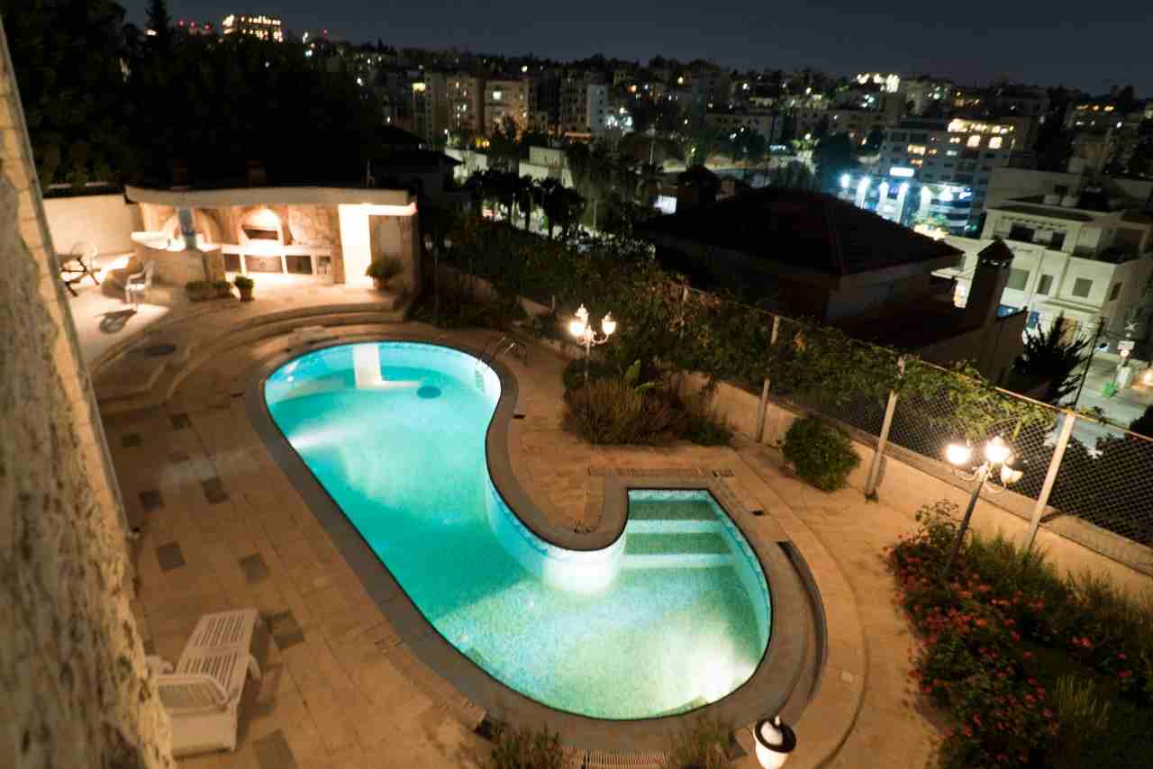 Luxury furnished villa for rent - daily, weekly and monthly - in Abdoun
لا تنسَ أنك شاهدت هذا الإعلان في عنكبوت...