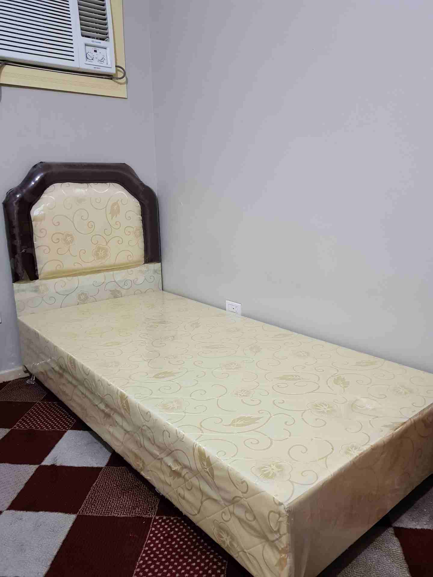 غرفة نوووم قابله للتفاوض
لا تنسَ أنك شاهدت هذا الإعلان في عنكبوت
غرفة نووم استعمال اشهر فقط نظييف...