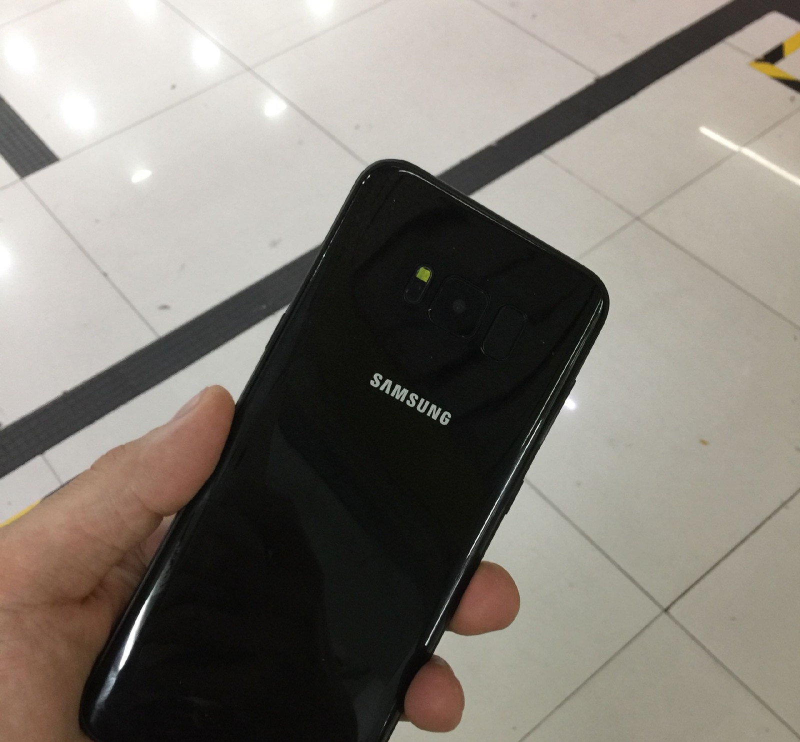 جلاكسي S8  للبيع                                            


	 				لا تنسَ أنك شاهدت هذا الإعلان في عنكبوت            
	 				
                                معو شاحن فقط وفي كسر بقزاز الخلفي بس...