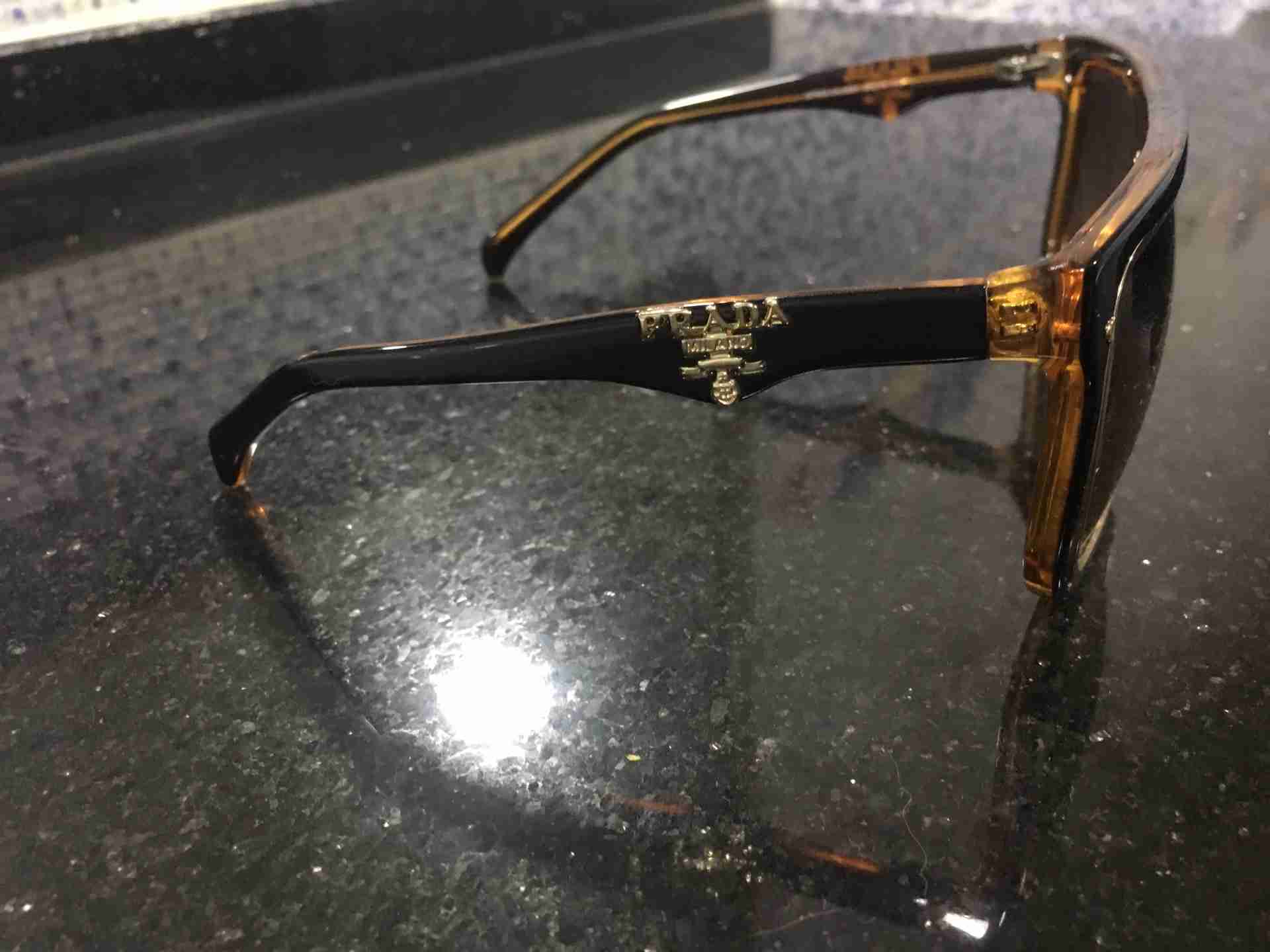 نظارات Prada
لا تنسَ أنك شاهدت هذا الإعلان في عنكبوت
نظارات Prada اصلية 100٪‏ بحالة الجد...