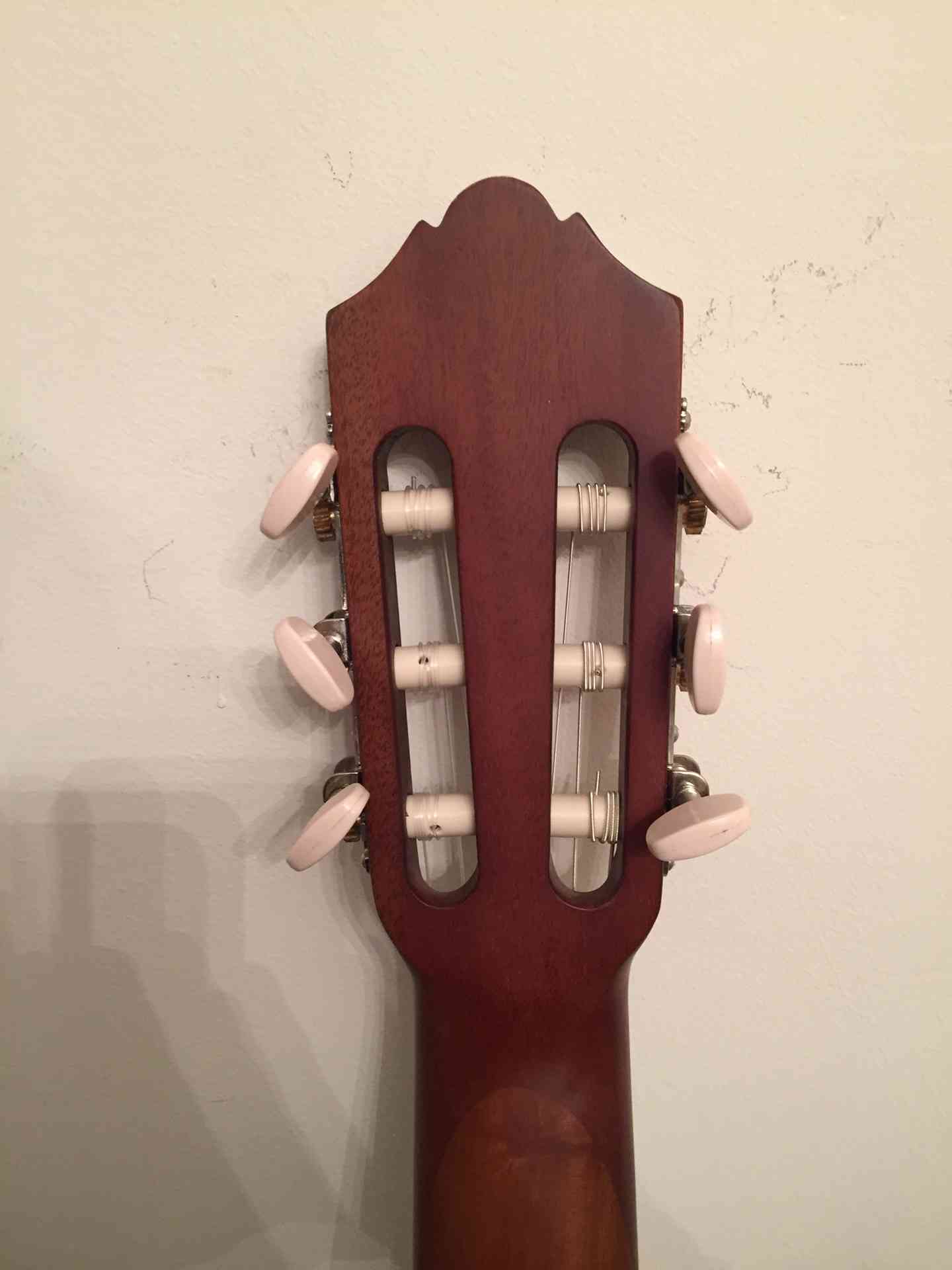 Yamaha C40 Classical guitar / جيتار ياماها كلاسيكال
لا تنسَ أنك شاهدت هذا الإعلان في عنكبوت...