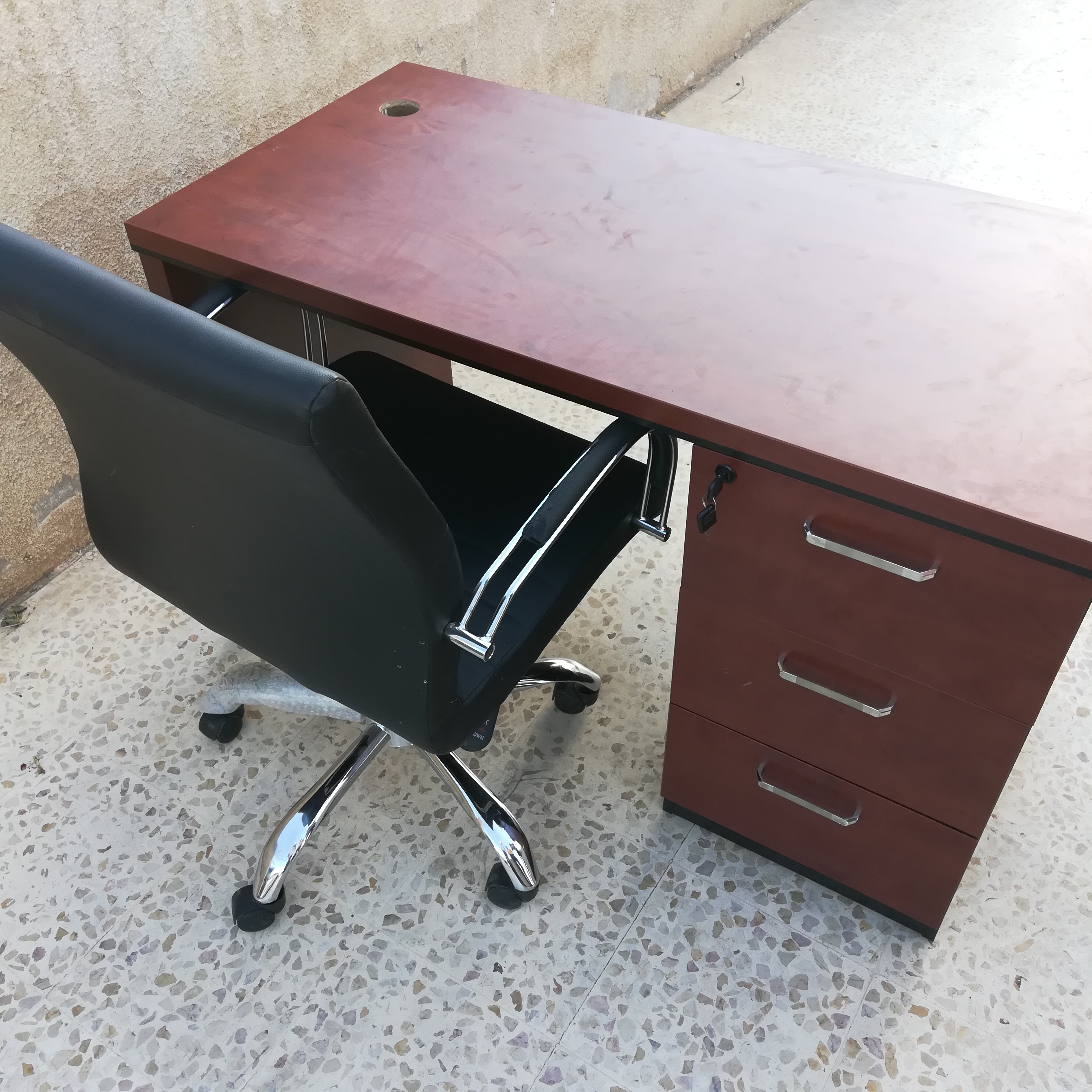 مكاتب جديده مع كراسي
لا تنسَ أنك شاهدت هذا الإعلان في عنكبوت
السعر 80...
