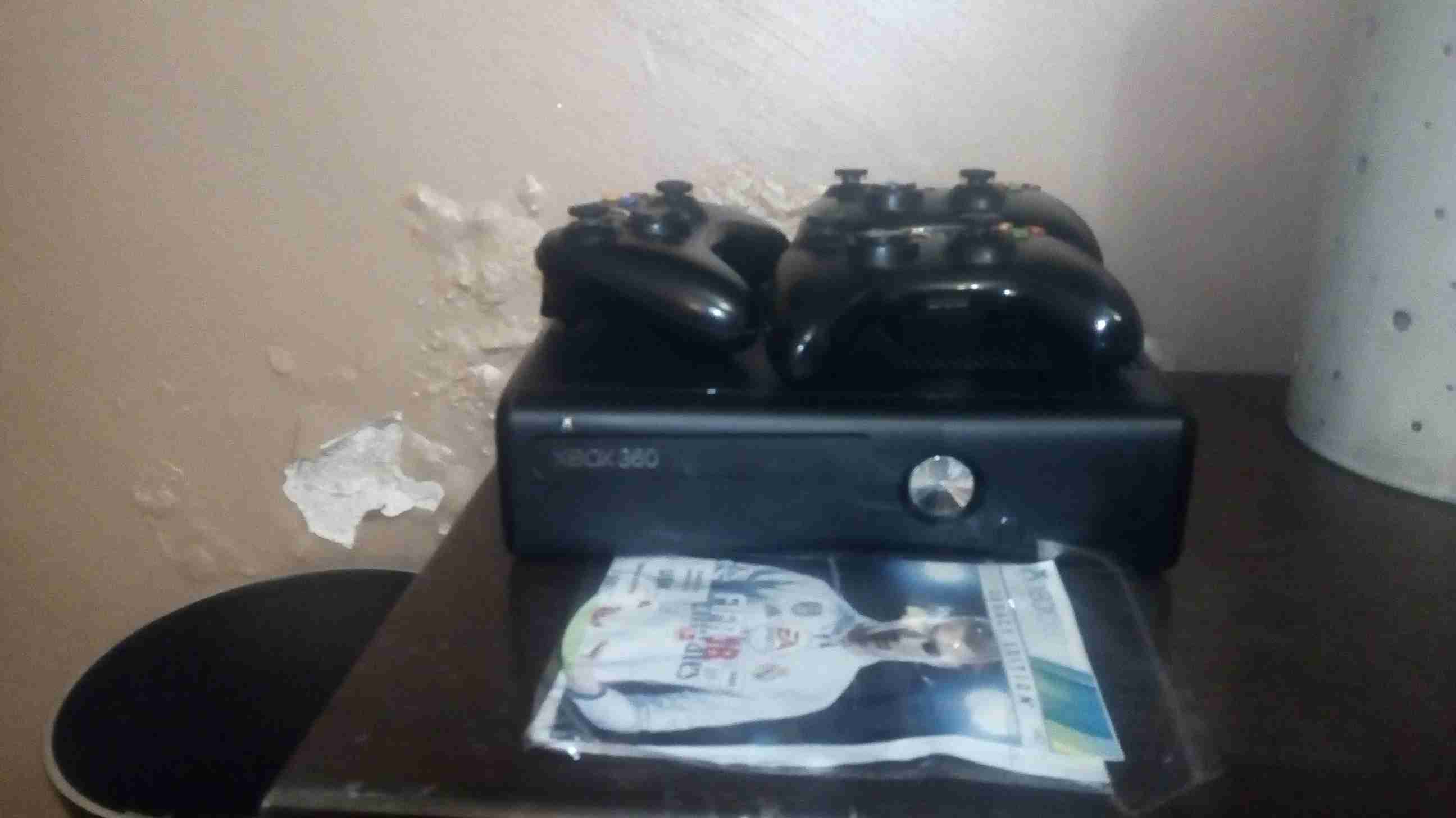 اكس بوكس xbox 360
لا تنسَ أنك شاهدت هذا الإعلان في عنكبوت
مع ثلاثة ايادي و شاحن و cd fifa 201...