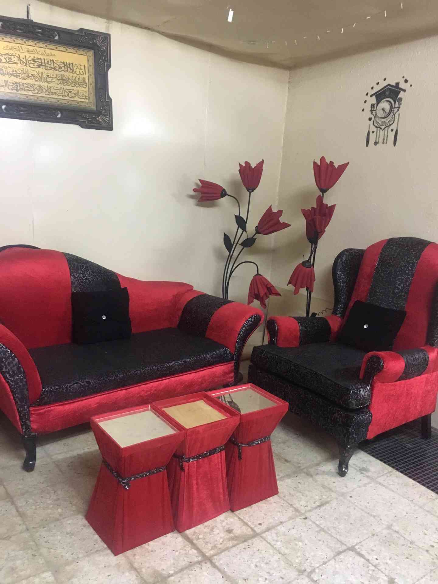 كنب مستعمل نظيف
لا تنسَ أنك شاهدت هذا الإعلان في عنكبوت
كرسيين
وثلاث طاولات تقديم
وابجورتين...
