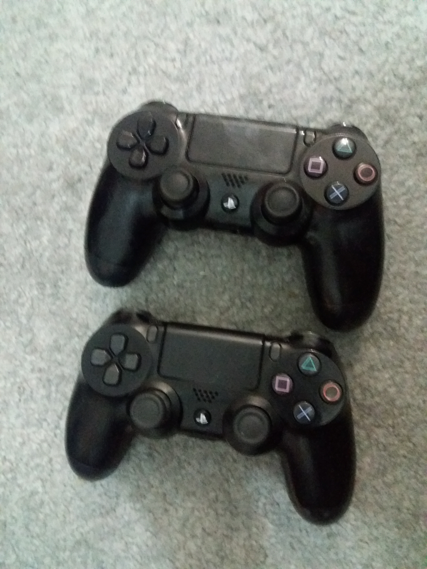 ps4 500g r2                                            


	 				لا تنسَ أنك شاهدت هذا الإعلان في عنكبوت            
	 				
                                جهاز مع اغراضه كما موضح بالصور
بحاله جيده...