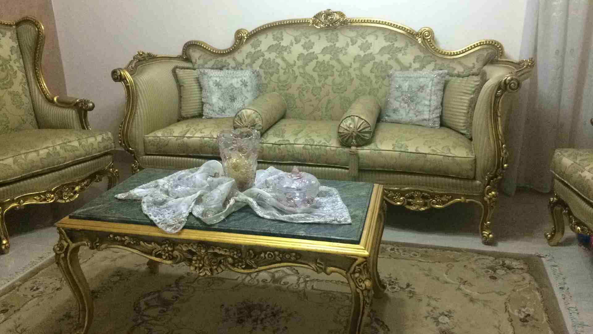 صالون مدهب                                            


	 				لا تنسَ أنك شاهدت هذا الإعلان في عنكبوت            
	 				
                            صالون من كنبه واربع كراسى استعمال نظيف جدا كأن...