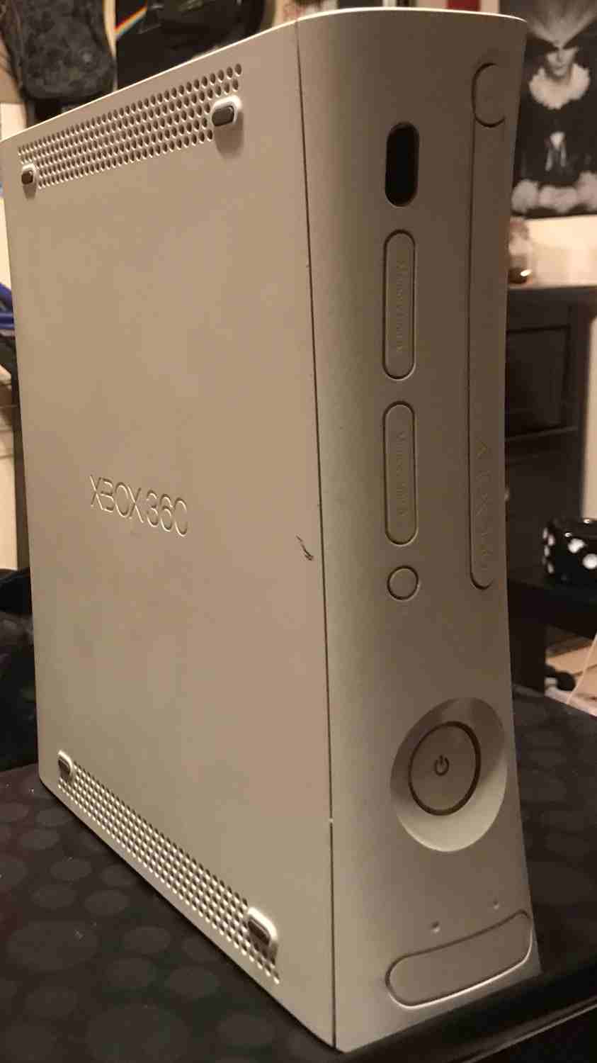 XBOX 360 first edition white
لا تنسَ أنك شاهدت هذا الإعلان في عنكبوت
اكس بوكس 360
ابيض اول اصدا...