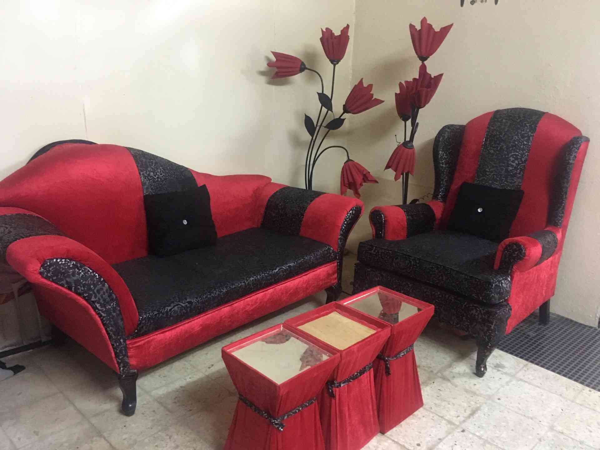 كنب مستعمل نظيف
لا تنسَ أنك شاهدت هذا الإعلان في عنكبوت
كرسيين
وثلاث طاولات تقديم
وابجورتين...