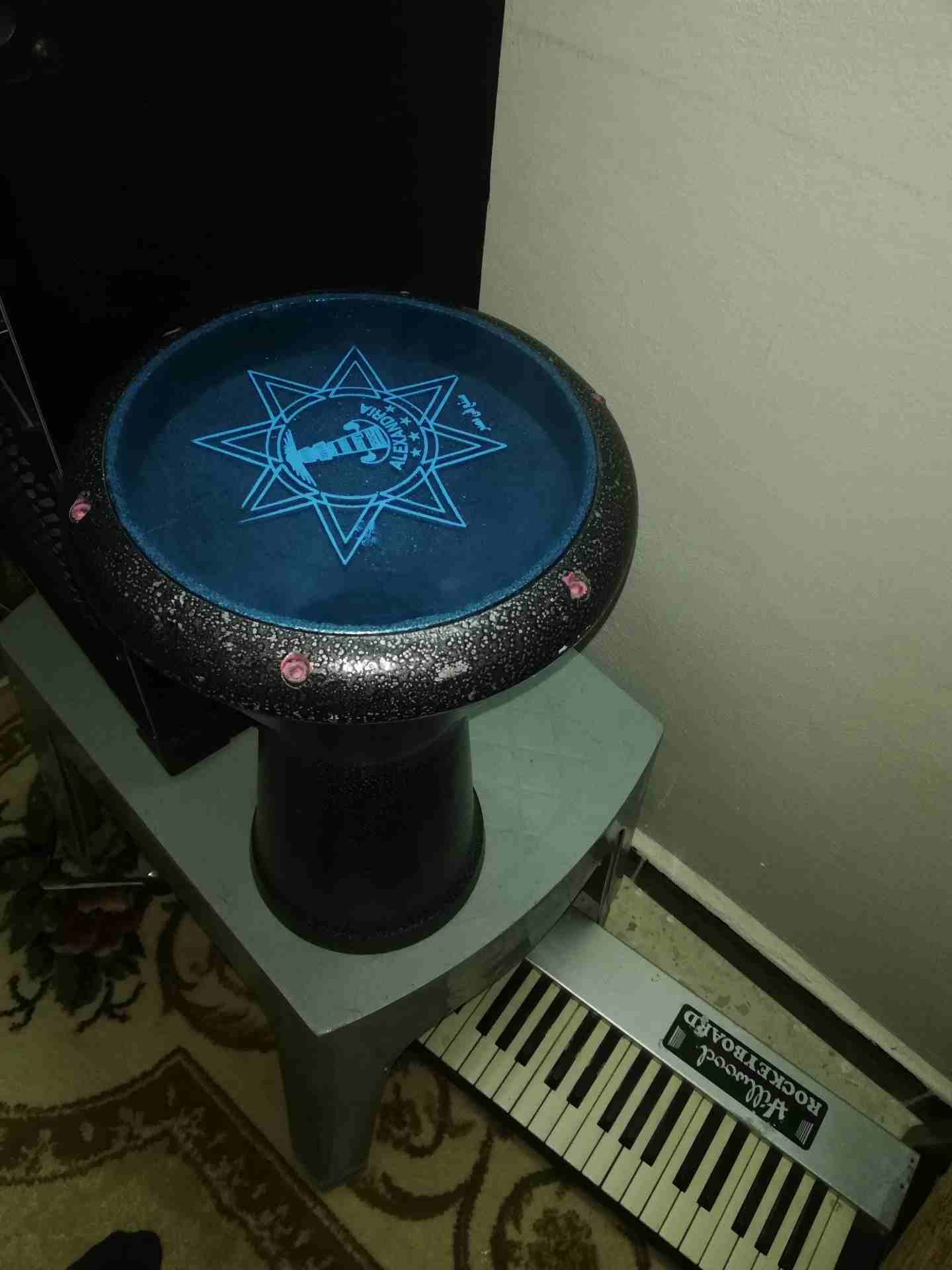 طبله للبيع
لا تنسَ أنك شاهدت هذا الإعلان في عنكبوت
طبله للبيع دون شنته...