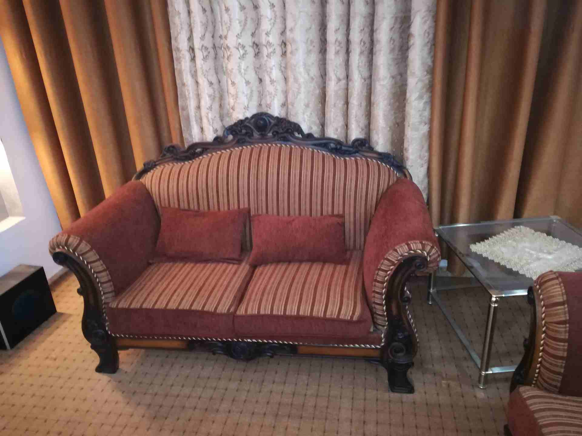 كنب للبيع مع اسكملاتو
لا تنسَ أنك شاهدت هذا الإعلان في عنكبوت
طقم كنب زان بلوط للبيع مع اسكمل...