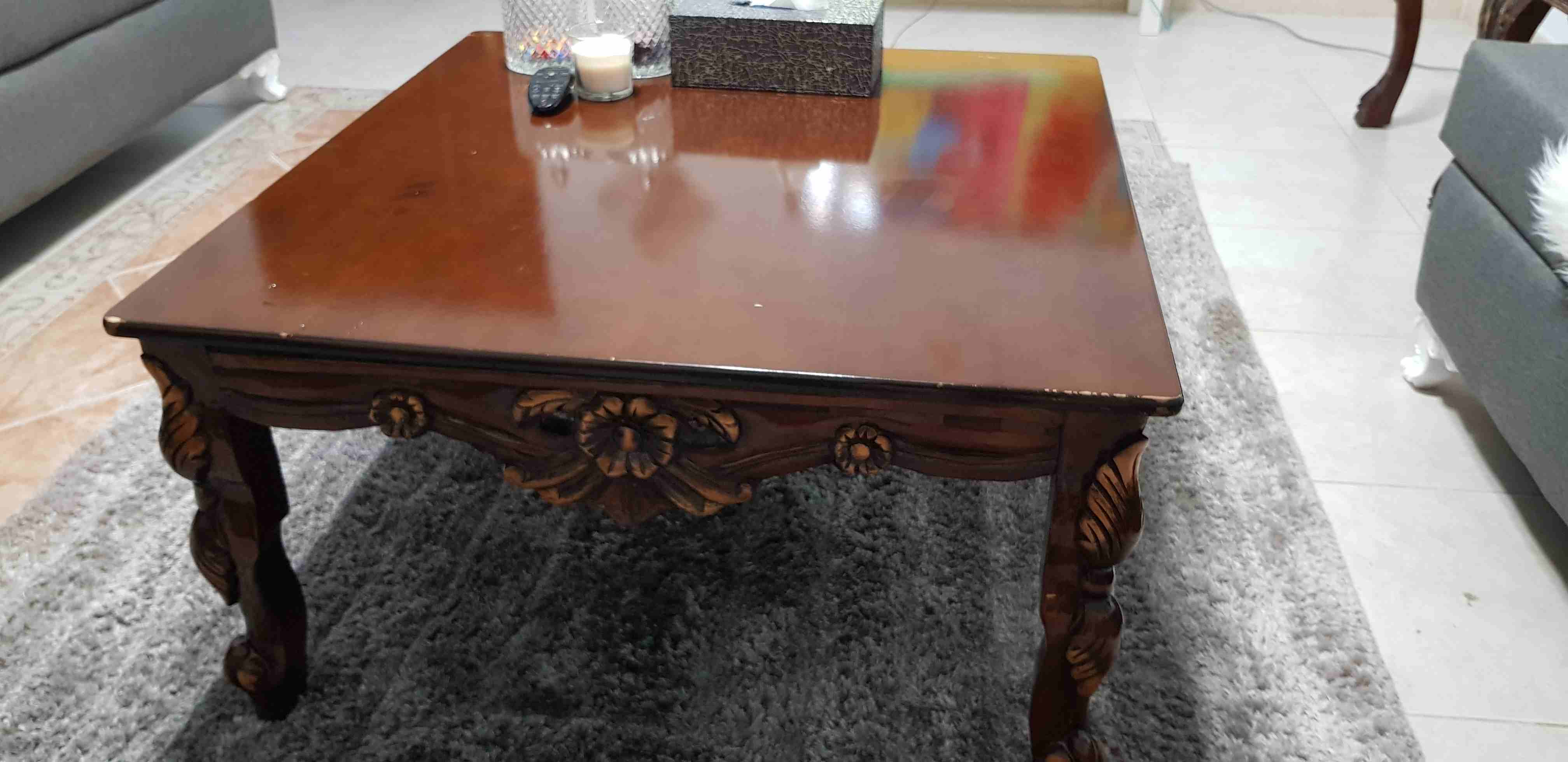 طاولات وسط                                            


	 				لا تنسَ أنك شاهدت هذا الإعلان في عنكبوت            
	 				
                            طاولة وسط كبيرة 80&times;80 
و طاولتين جانبيتي...