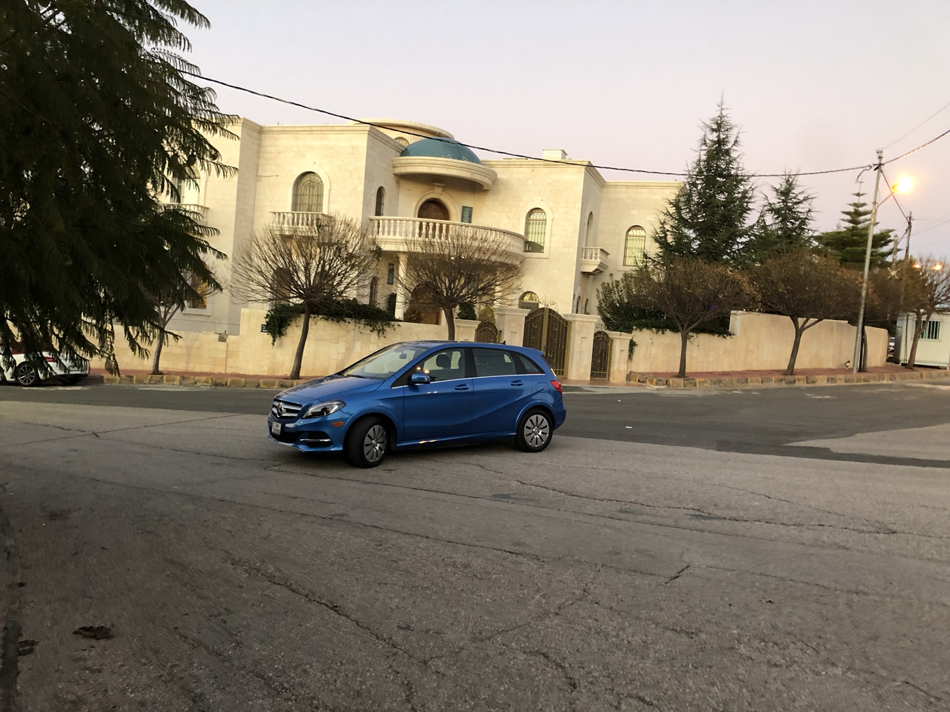 مرسيدس كهرباء Mercedes B Class
لا تنسَ أنك شاهدت هذا الإعلان في عنكبوت
B250
كهربائية
لون ازرق...