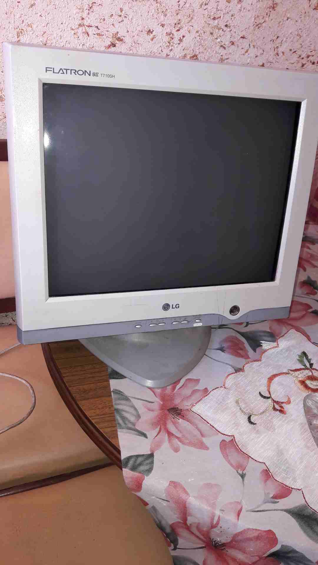 شاشه كمبيوتر                                            


	 				لا تنسَ أنك شاهدت هذا الإعلان في عنكبوت            
	 				
                            شاشه 17 بوصه&nbsp;LG  فلاترون مسطحه VGA  شغا...
