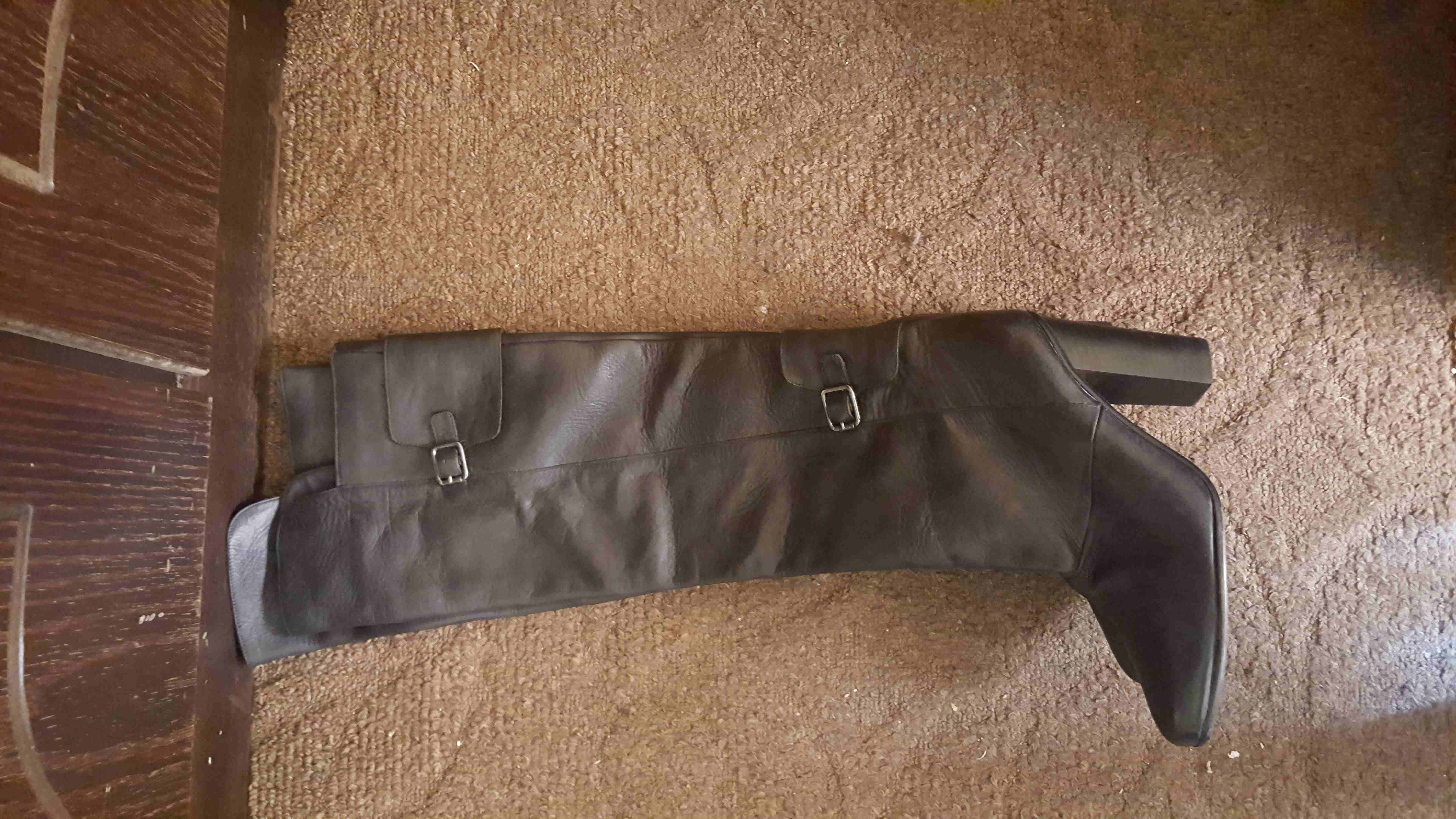 بوت جلد من H&M حجم 40
لا تنسَ أنك شاهدت هذا الإعلان في عنكبوت
بوت اسود ساق عالي صناعة البرتغا...