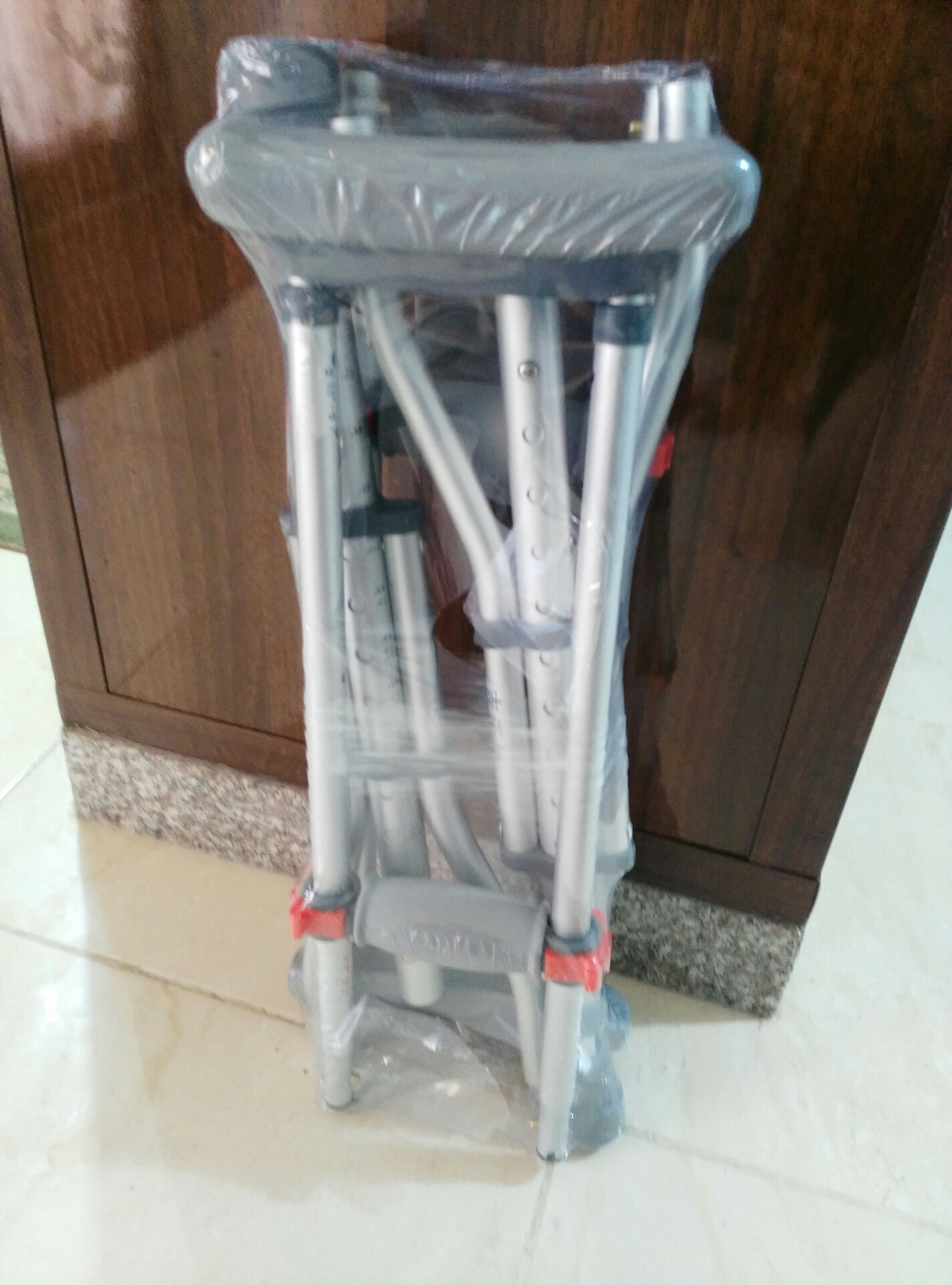 عكاز تحت الابط ، موديل حديث وعصري بعدة خيارات !!
لا تنسَ أنك شاهدت هذا الإعلان في عنكبوت
عكاز...