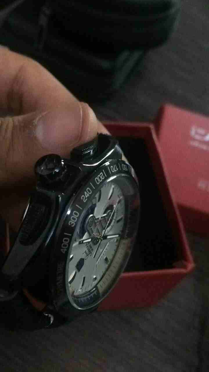 CARRERA tag heuer calibre 36
لا تنسَ أنك شاهدت هذا الإعلان في عنكبوت
Swiss made
الجلد بحاله جيده...