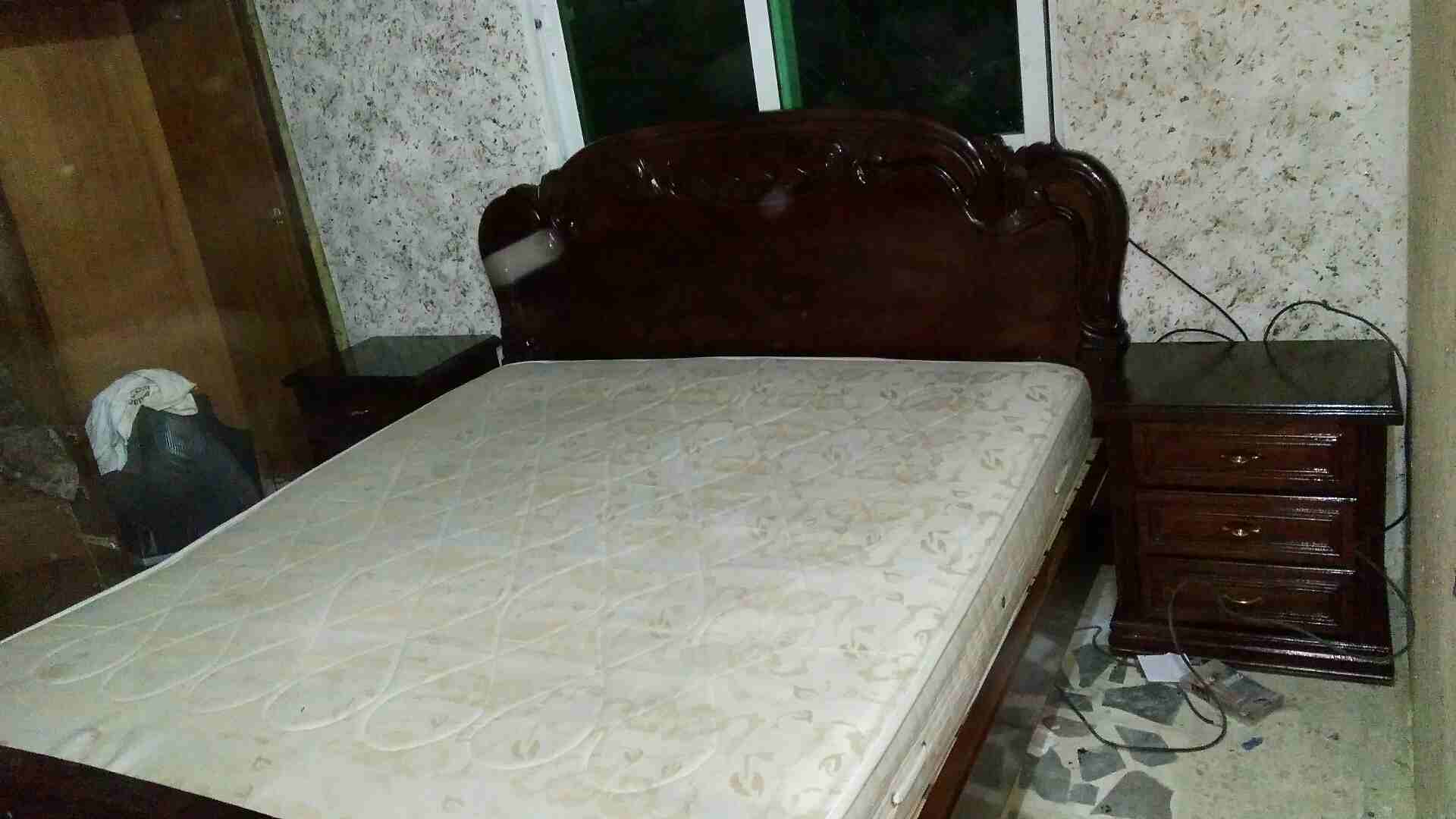 عفش بيت
لا تنسَ أنك شاهدت هذا الإعلان في عنكبوت
غرفة نوم ماستر خشب زان بدون خزانه السعر 150
صوبه...