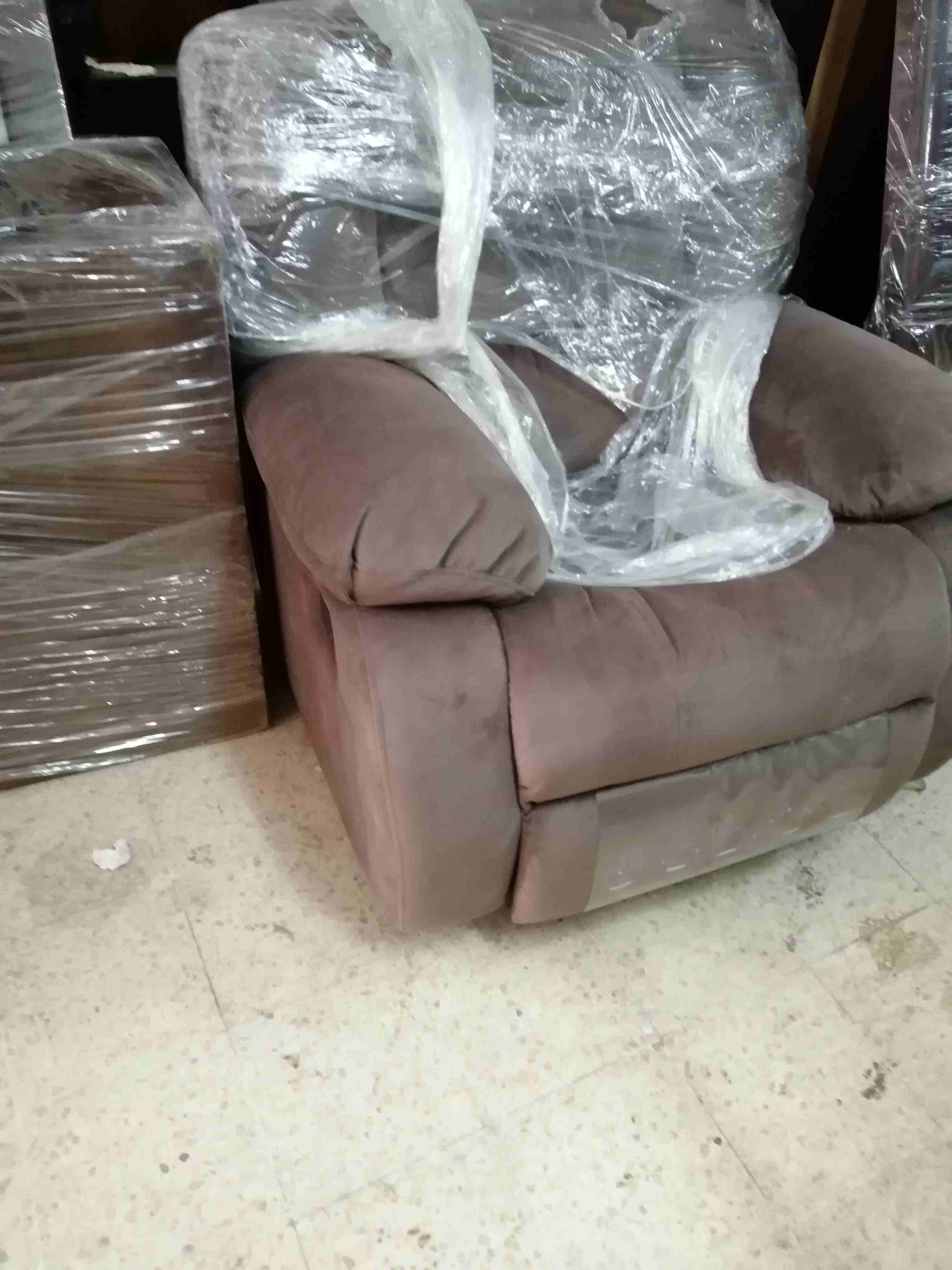 Recliner chair
لا تنسَ أنك شاهدت هذا الإعلان في عنكبوت
دوار و هزاز ز حجم الكبير
للاستفسار مفروش...