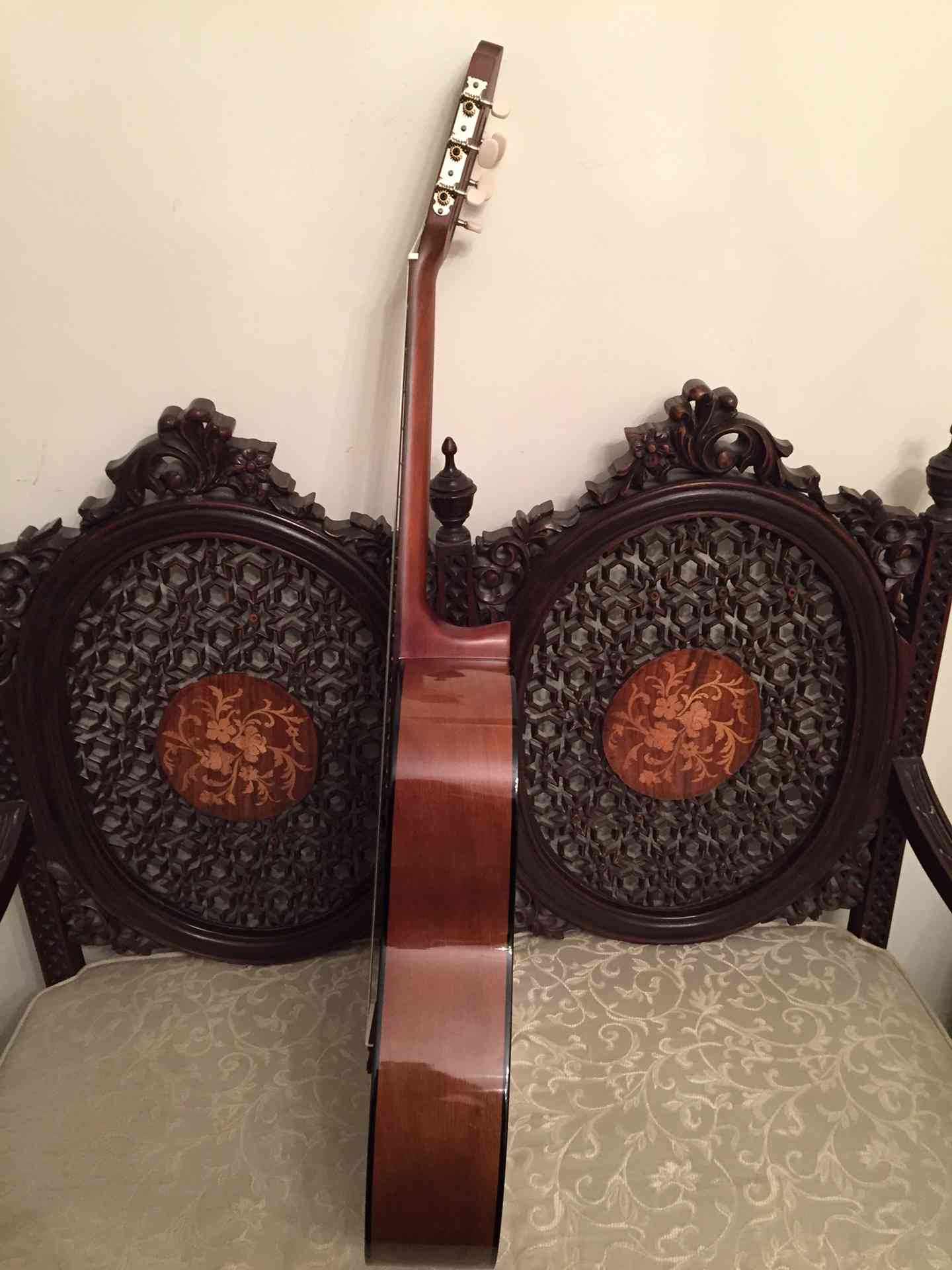 Yamaha C40 Classical guitar / جيتار ياماها كلاسيكال
لا تنسَ أنك شاهدت هذا الإعلان في عنكبوت...