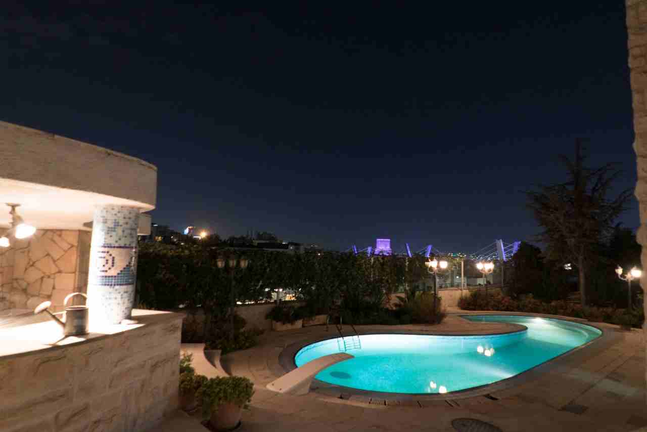 Luxury furnished villa for rent - daily, weekly and monthly - in Abdoun
لا تنسَ أنك شاهدت هذا الإعلان في عنكبوت...