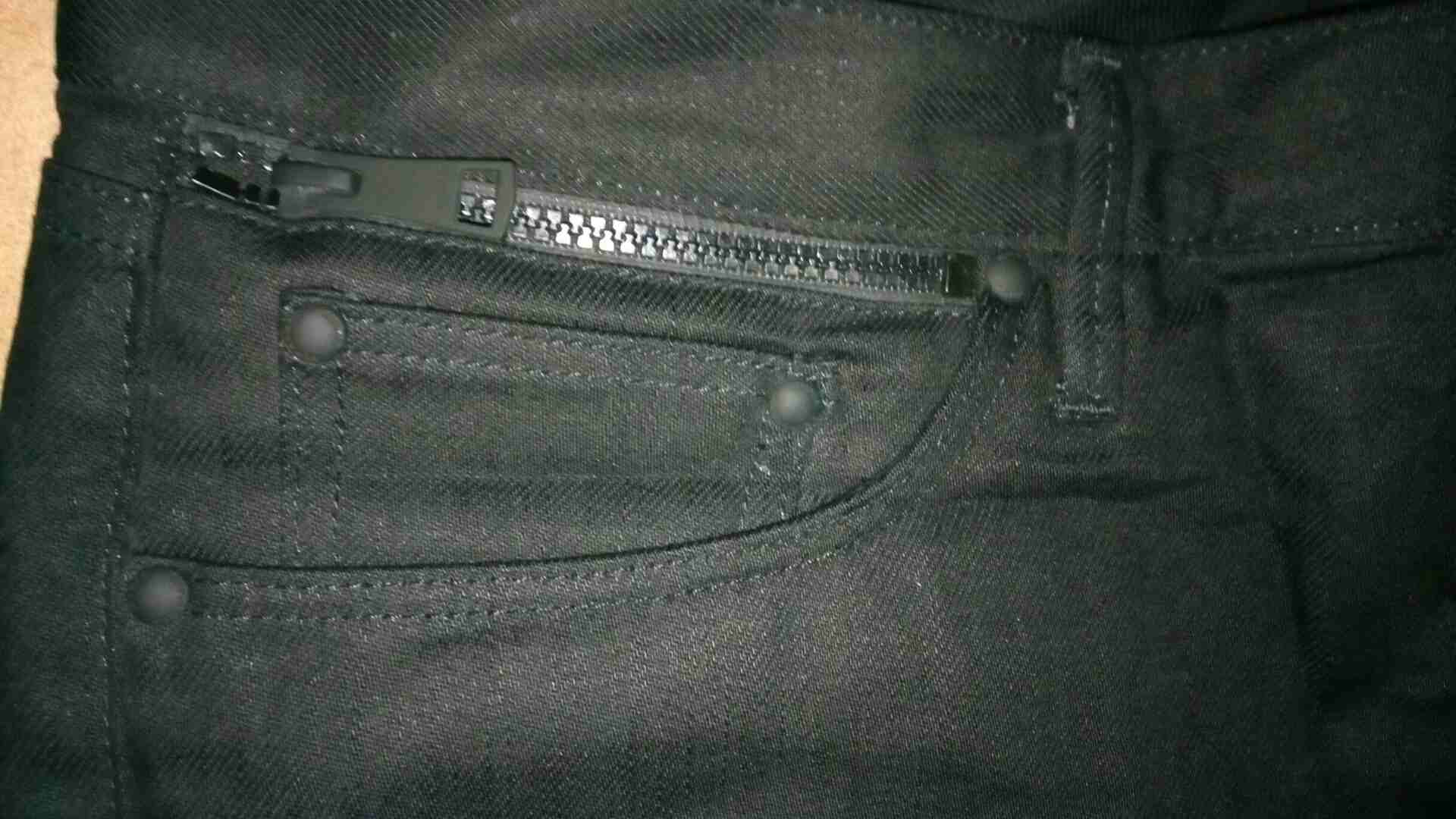 بنطلون BURBERRY اصلي و جديد 100% من ارقى الماركات العالمية
لا تنسَ أنك شاهدت هذا الإعلان في عنكبوت...