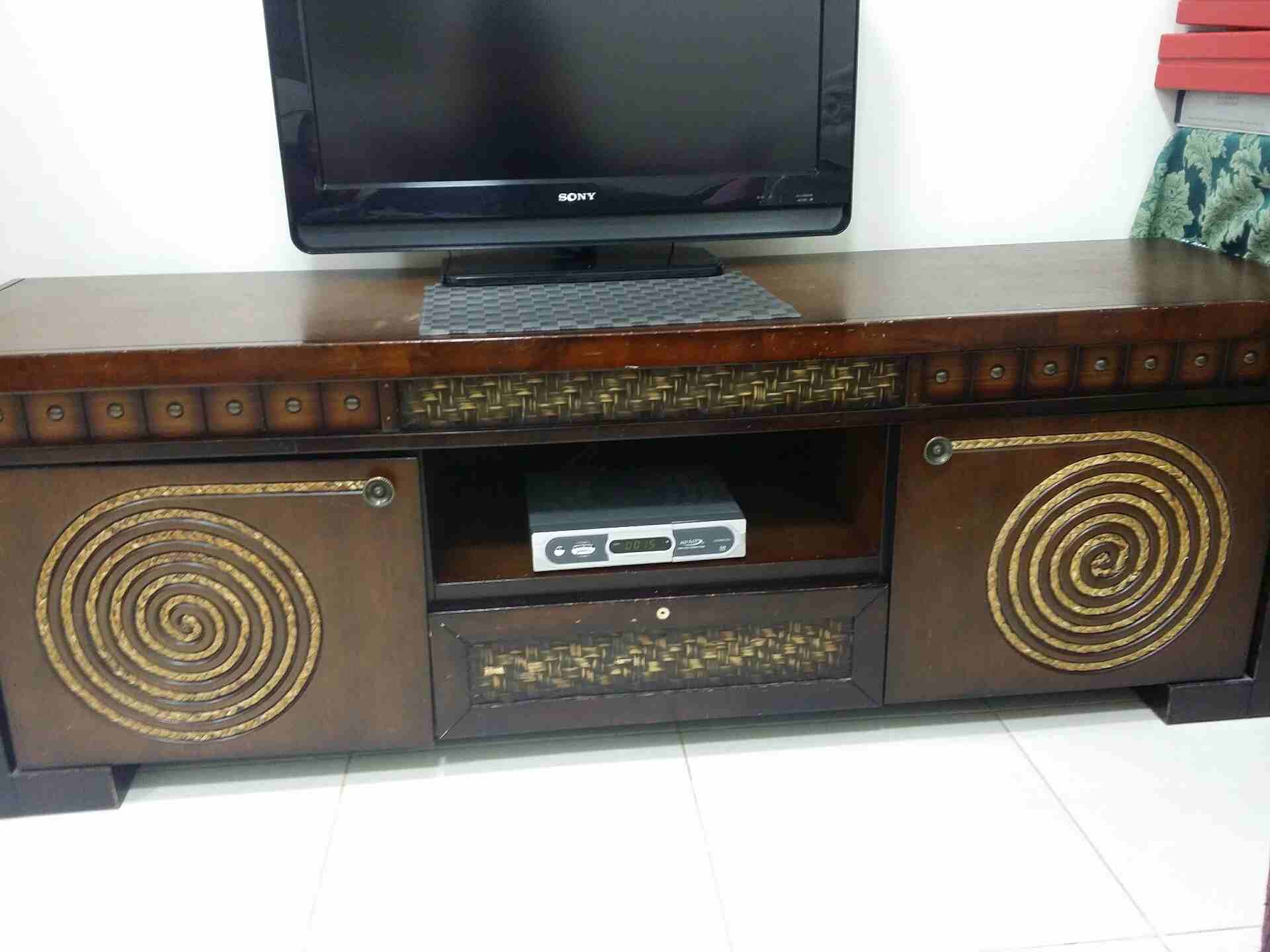 كنب بحالة جيدة جدا وطاولة تلفزيون                                            


	 				لا تنسَ أنك شاهدت هذا الإعلان في عنكبوت            
	 				
                            كنب بحالة جيدة جدا ثلاث...