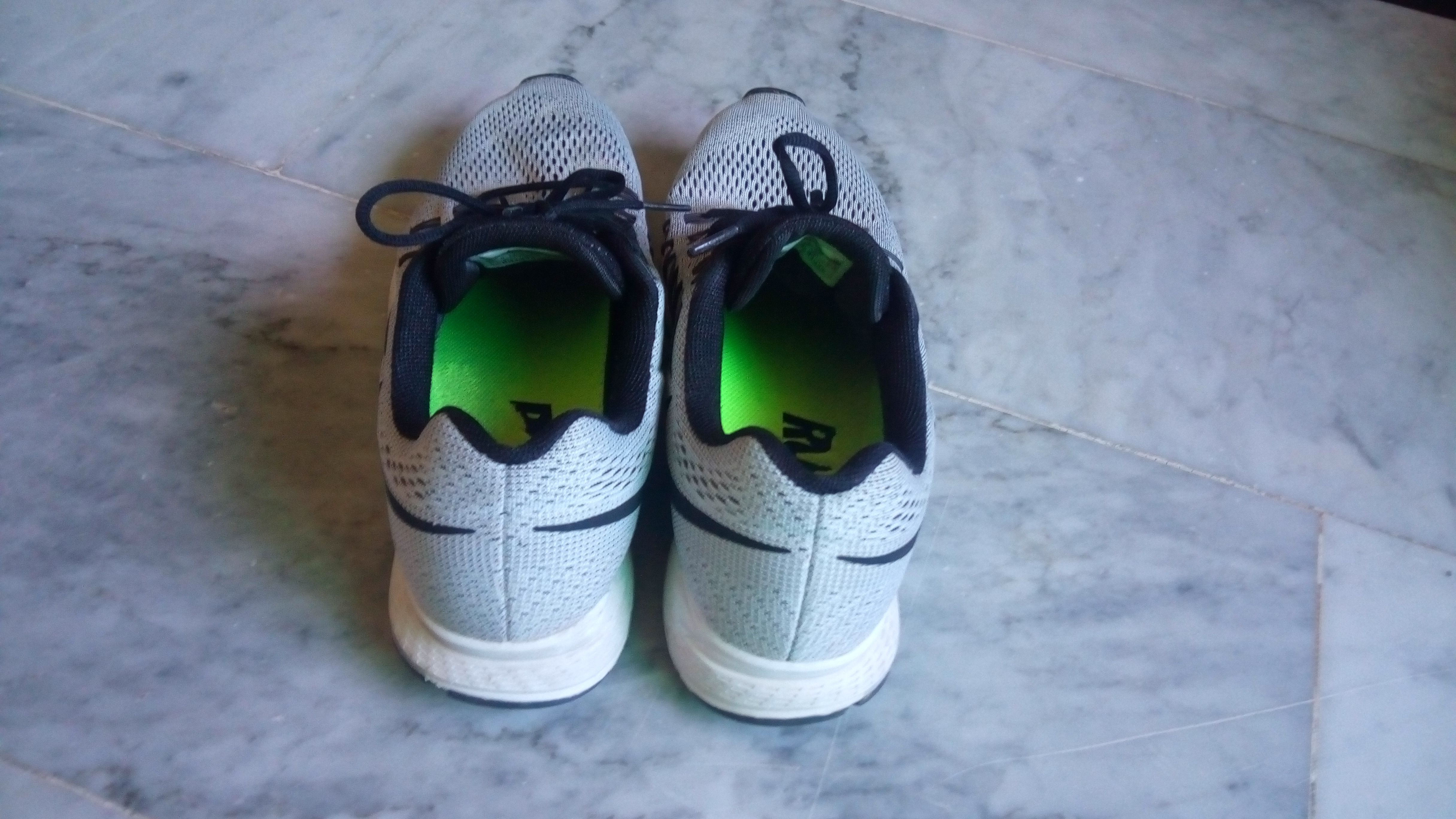 Adidas , Nike , Levi's , h & m
لا تنسَ أنك شاهدت هذا الإعلان في عنكبوت
شوزات ماركات...