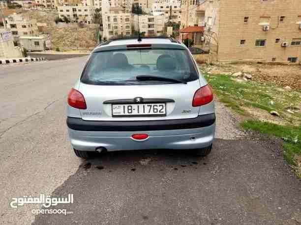 بيجو 206 بانوراما. موديل 2003
قصة 2006

جير اتوماتيك
فتحة بانوراما
زجاج كهرباء
مكيف تتش
شاشة أعطال
جنط الأصلي
بور ستيرنج
ماتور 1600 بيان جمركي 
مثبت سرعة
مسجل cd الأصلي
سنتر لوك مع ريموت
جهاز إنذار
كو...