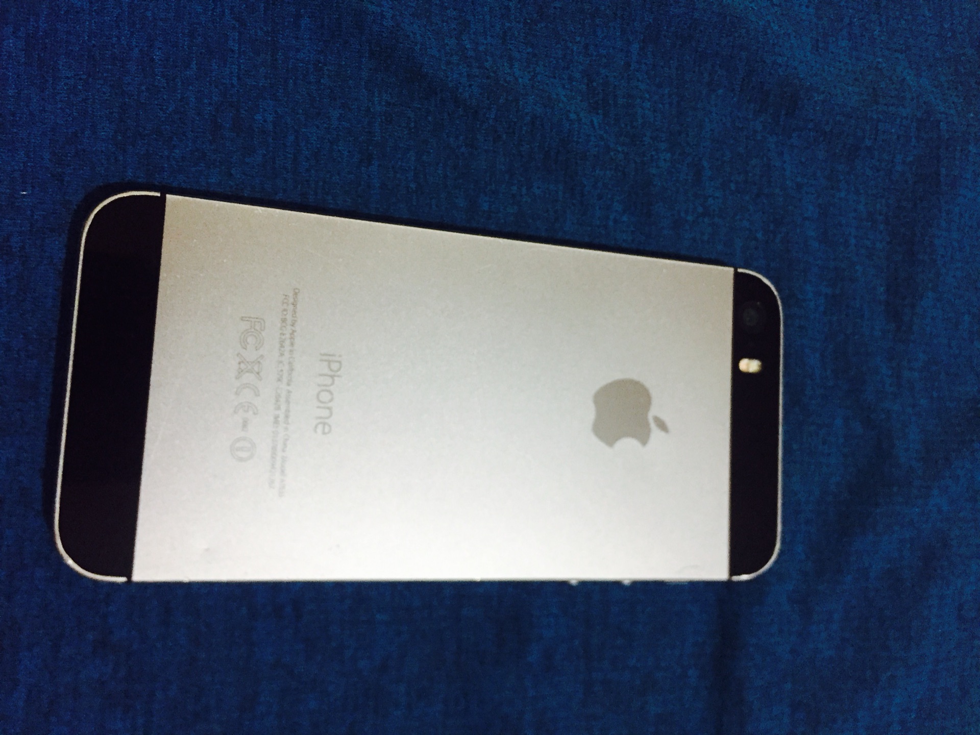 أيفون 5s                                            


	 				لا تنسَ أنك شاهدت هذا الإعلان في عنكبوت            
	 				
                                الايفون كثير منيح مش مبدل في اشء بس في كم شخ...