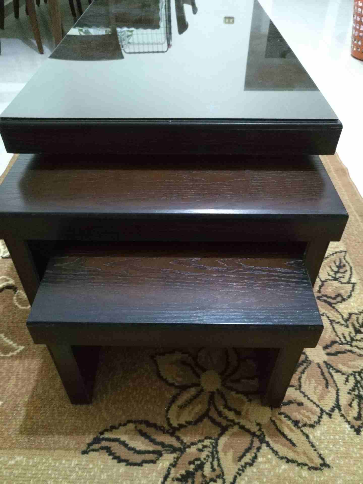 طاولة وسط                                            


	 				لا تنسَ أنك شاهدت هذا الإعلان في عنكبوت            
	 				
                            طاولة وسط
2  طاولة صغير 
2 طاولة وسوط
مع جرار...