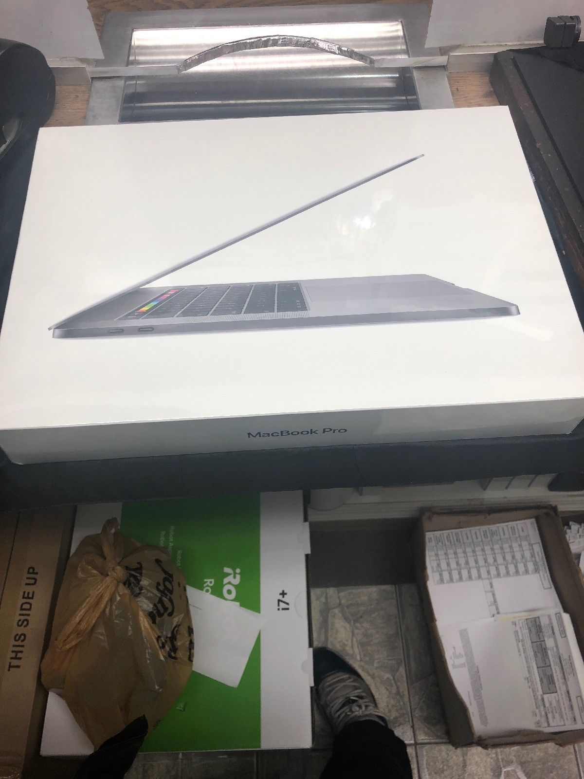 New sealed 2018 15" Apple MacBook Pro 2.2ghz 6-core i7, 16GB RAM, 256SSD

GENUINE SALE! WITH RECEIPT &ndash; 12 MONTHS APPLE WARRANTY.

Any interested buyer should please contact us for more info...