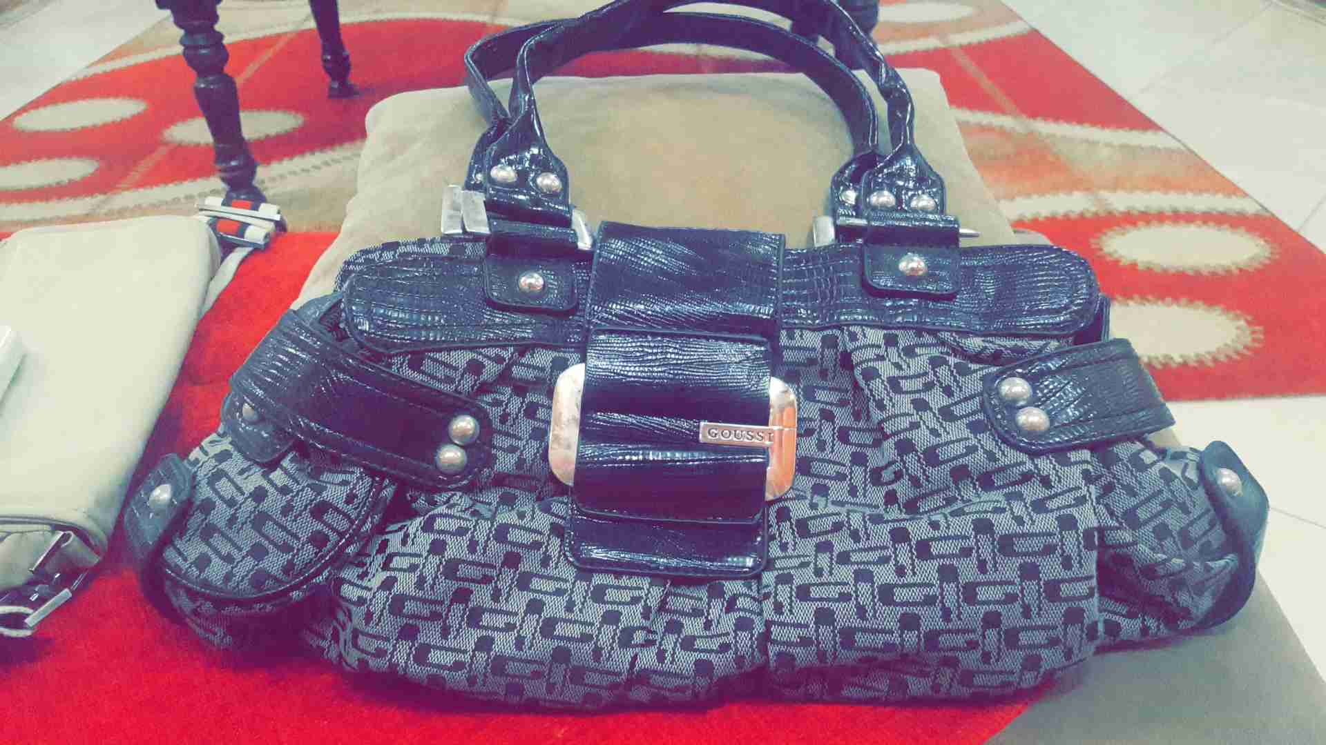 شنطه لون اسود ورمادي ماركة جوتشي                                            


	 				لا تنسَ أنك شاهدت هذا الإعلان في عنكبوت            
	 				
                                شنطة يد مقاس وسط...