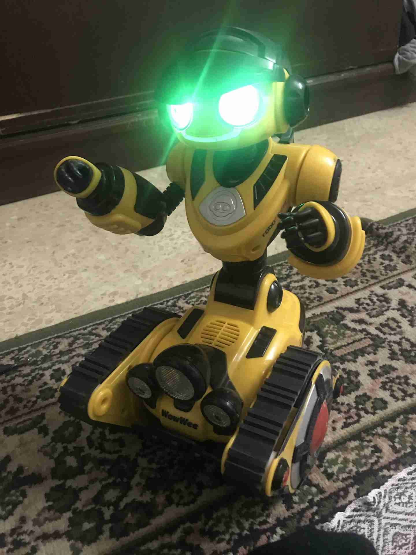 رجل الي ريموت كنترول
لا تنسَ أنك شاهدت هذا الإعلان في عنكبوت
رجل الي ريموت كنترول مسلي جدا يت...