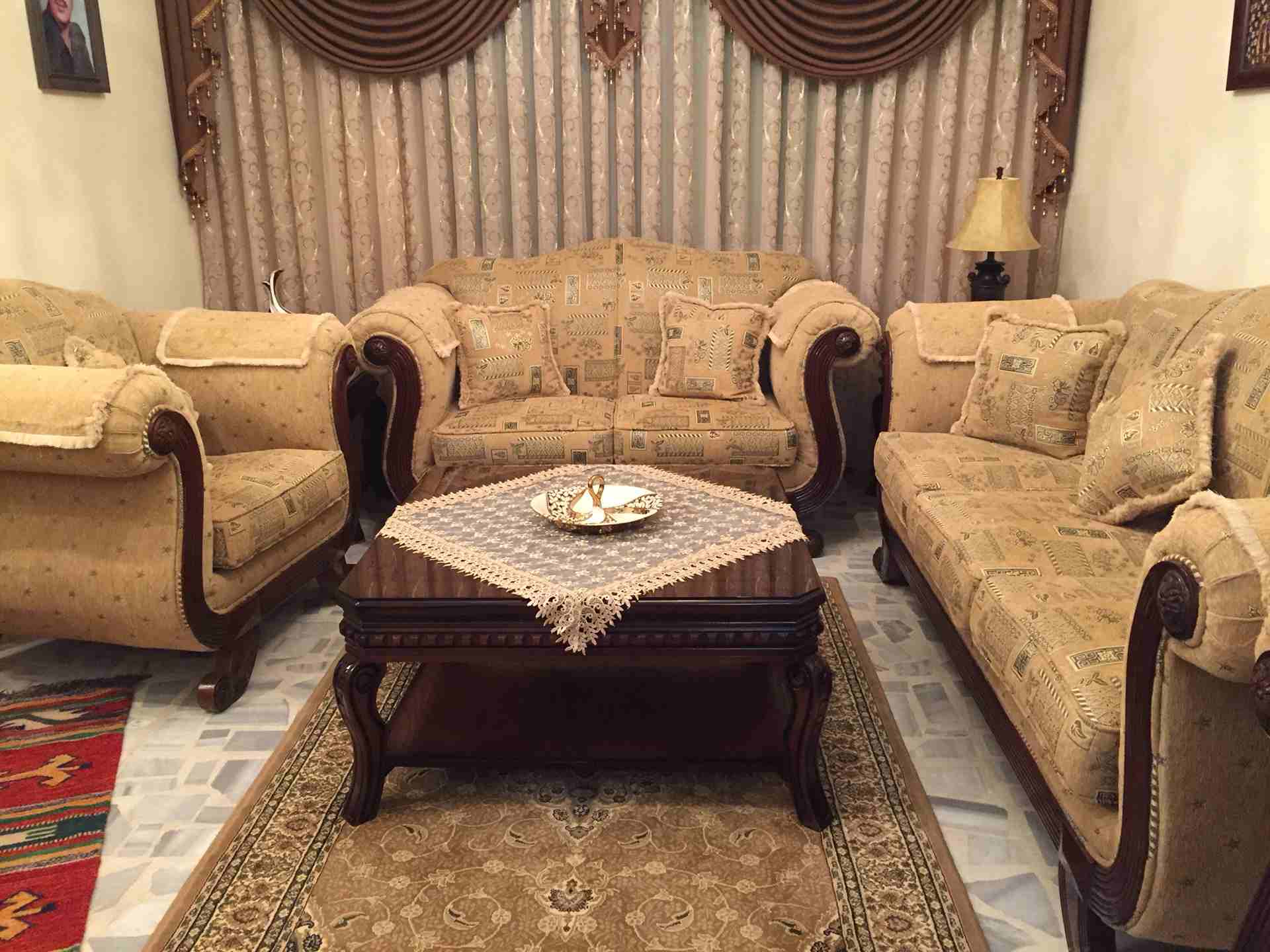 طقم كنب مستعمل للبيع                                            


	 				لا تنسَ أنك شاهدت هذا الإعلان في عنكبوت            
	 				
                            طقم الكنب بحالة ممتازة 
الخشب ممتاز...