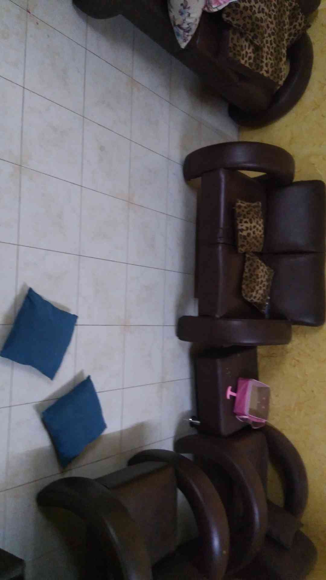brown leather sofa                                            


	 				لا تنسَ أنك شاهدت هذا الإعلان في عنكبوت            
	 				
                                in good condition with small scrat...