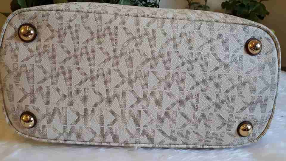 LIKE NEW MICHAEL KORS JET SET SNAP TOTE LARGE
لا تنسَ أنك شاهدت هذا الإعلان في عنكبوت
SR360(SALE)...